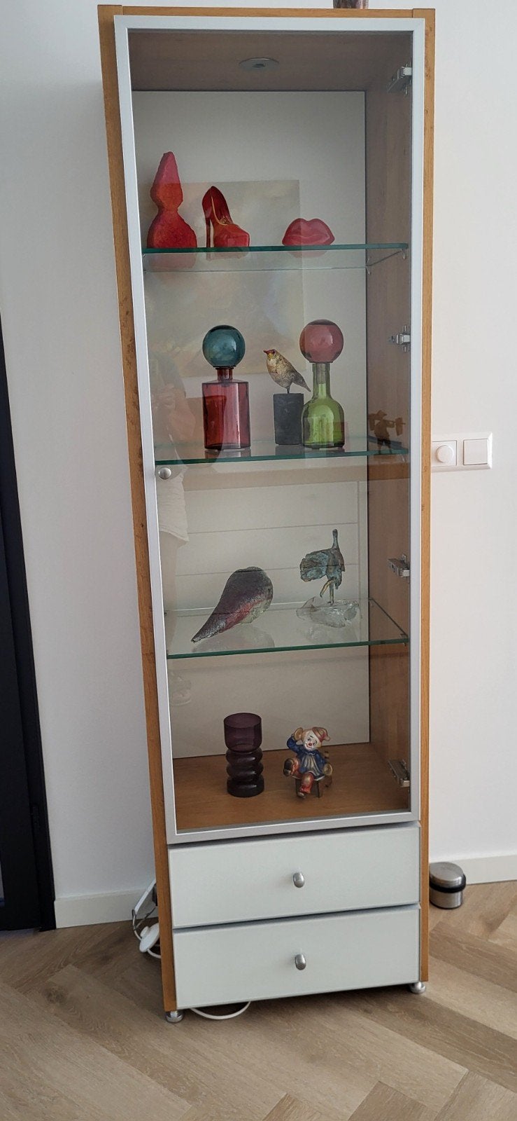 Vitrinekast met verlichting en eiken zijkant. twee laden en, Huis en Inrichting, Kasten | Vitrinekasten, Ophalen, Gebruikt, 50 tot 100 cm