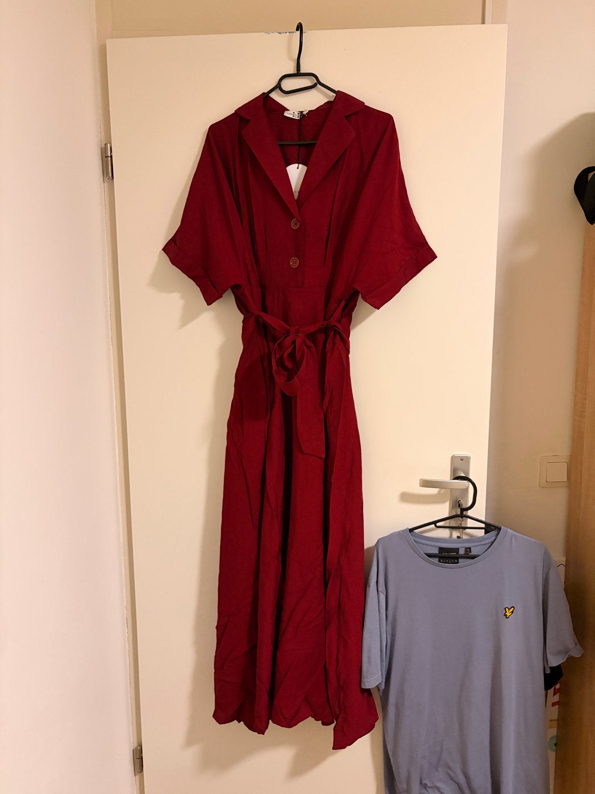 Bordeaux midi jurk met reverskraag en strikceintuur, Maat 42/44 (L), Nieuw, Ophalen of Verzenden, Rood