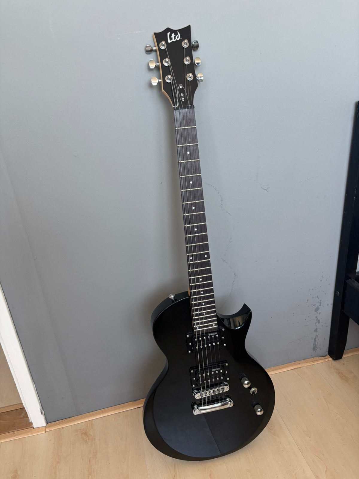 LTD EC-10 Black + Fazley gitaartas, Muziek en Instrumenten, Snaarinstrumenten | Gitaren | Elektrisch, Ophalen, Zo goed als nieuw
