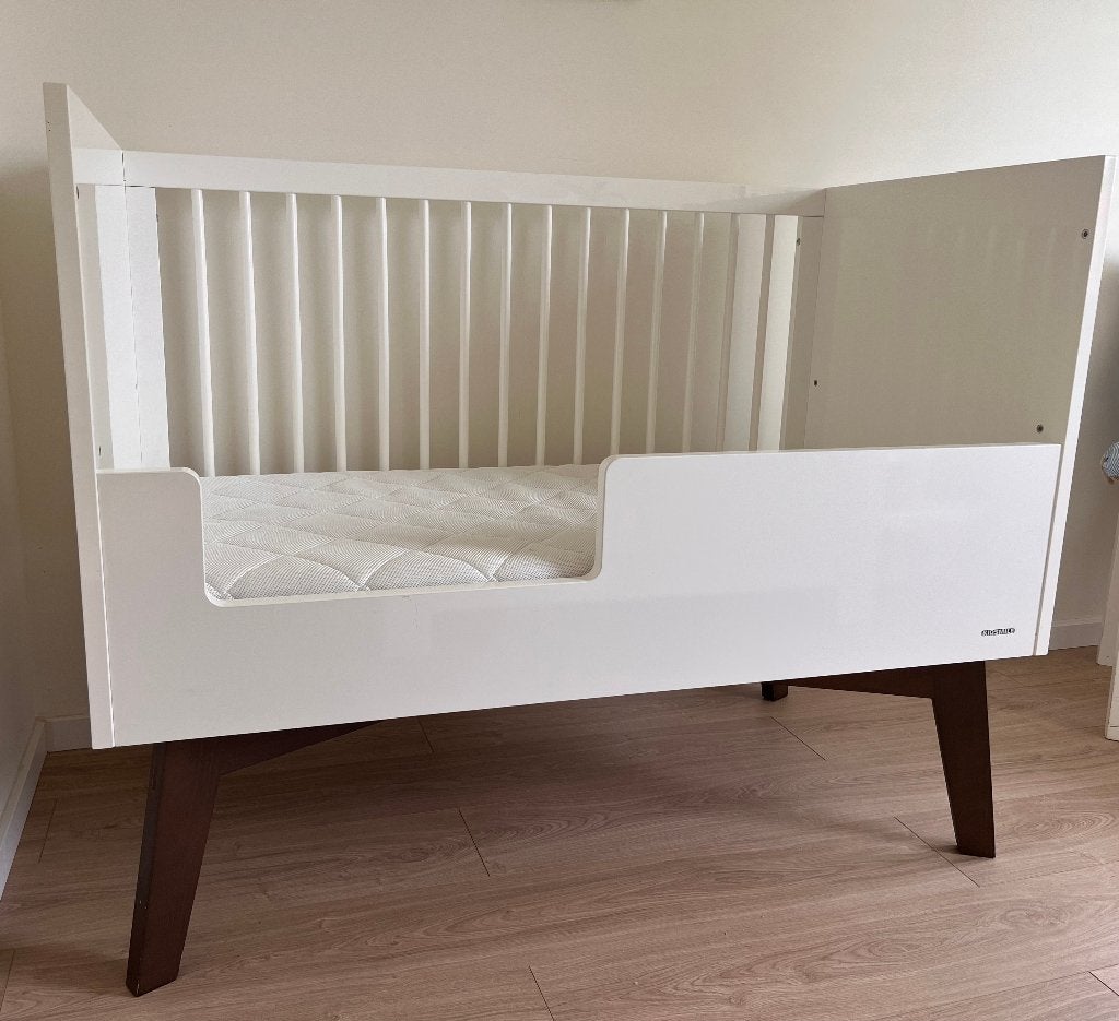 Kidsmill Sixties Peuterbed Wit Mat / Naturel 60 x 120 cm, Kinderen en Baby's, Babywiegjes en Ledikanten, Ophalen, Zo goed als nieuw