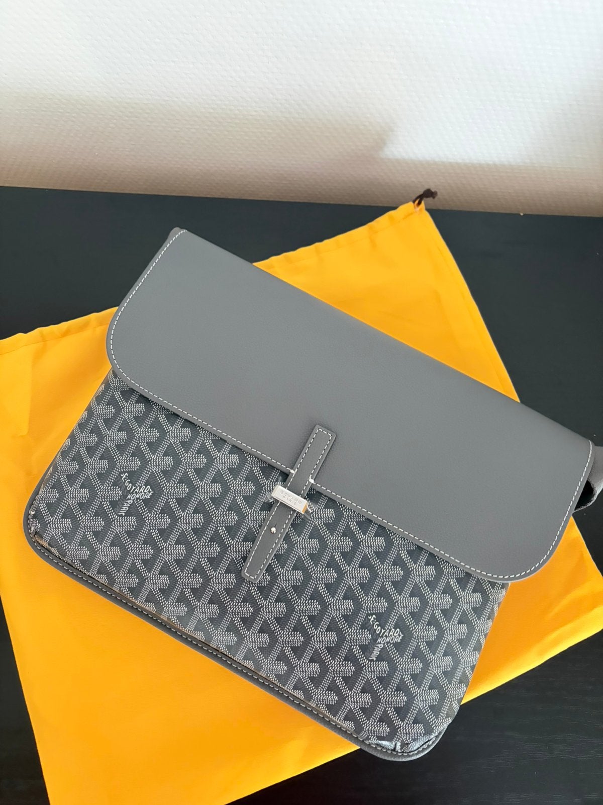 Goyard bag, Verzenden, Zo goed als nieuw, 10 inch, Bescherming voor- en achterkant