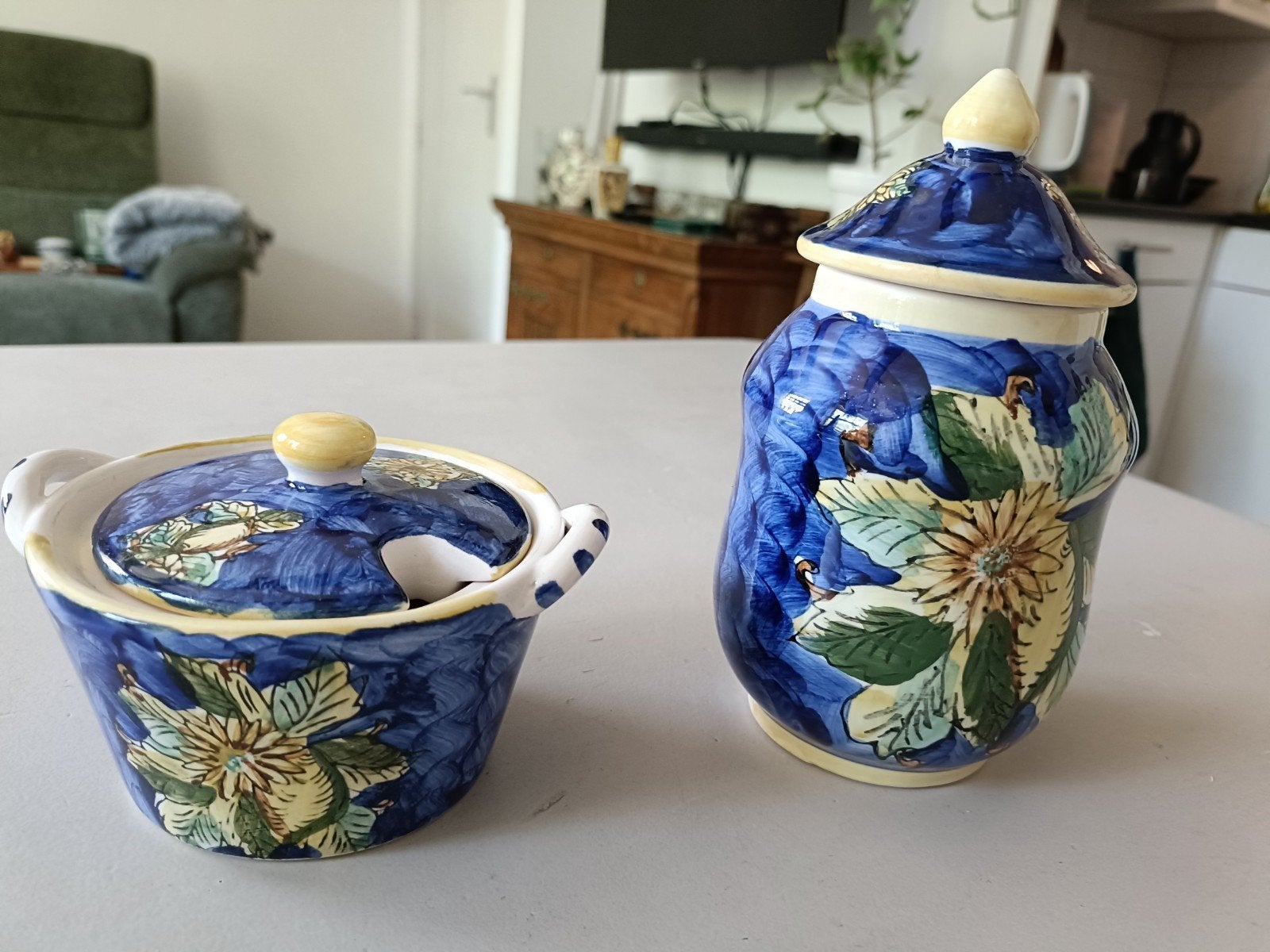 Italiaans aardewerk met bloemmotief., Ophalen of Verzenden