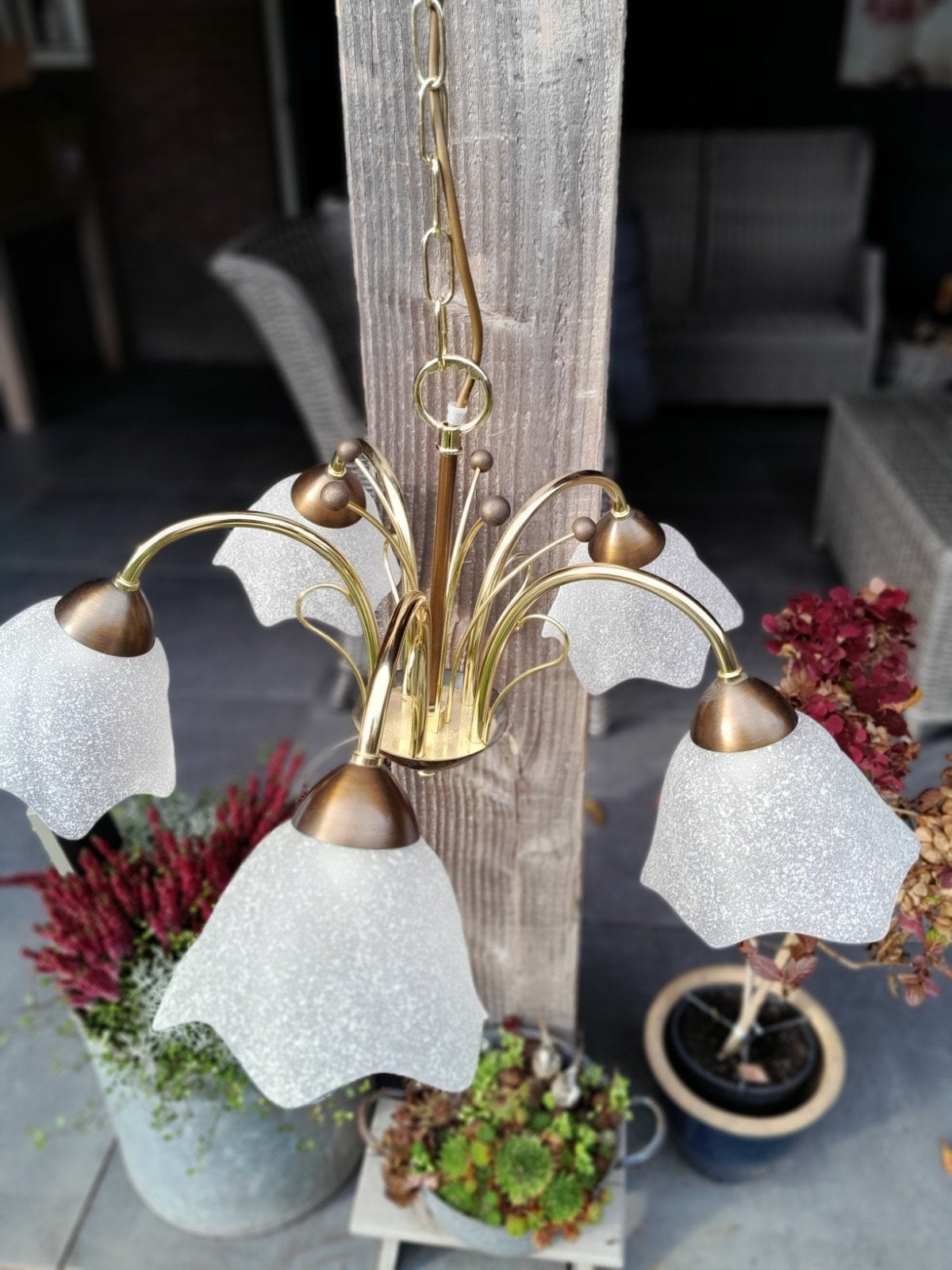 Vintage Kroonluchter met 5 Witte Glazen Kappen, Ophalen, Gebruikt, Glas, Vintage, Klassiek, Retro