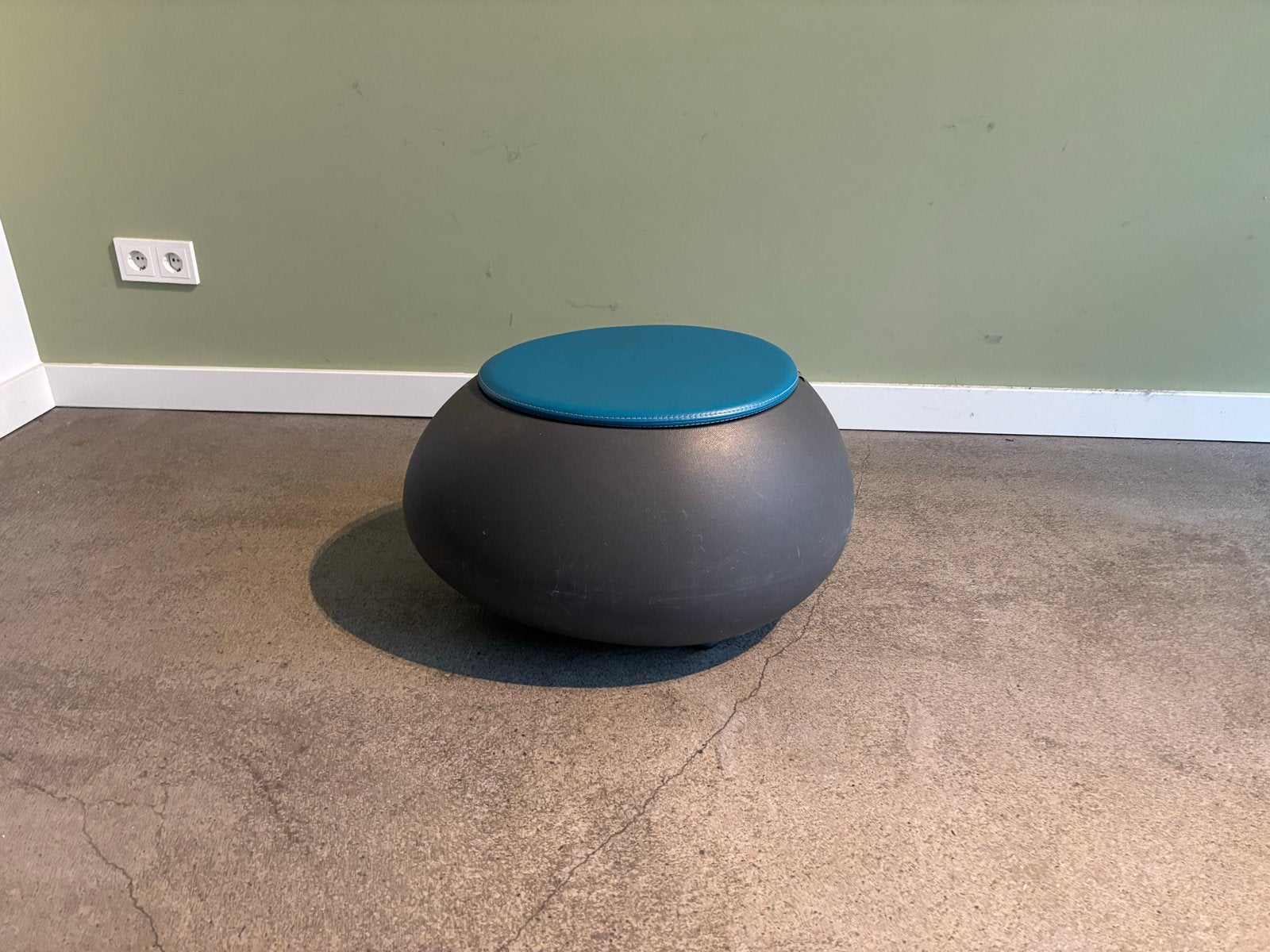 Leolux poef met opbergruimte - in goede staat., Ophalen, Kunststof, Rond, Minder dan 50 cm