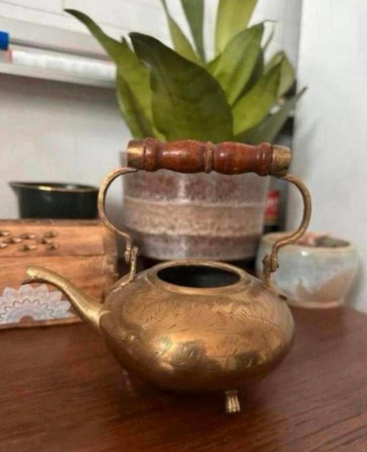 Messing theepot met sierlijke graveringen en houten handvat, Ophalen of Verzenden