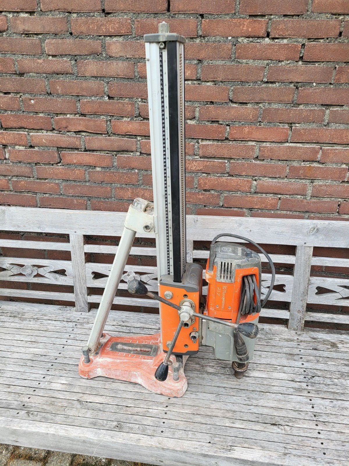 Husqvarna DM340 diamantboormachine op DS450 Statief, Ophalen of Verzenden, Gebruikt, 600 watt of meer, Kolomboormachine