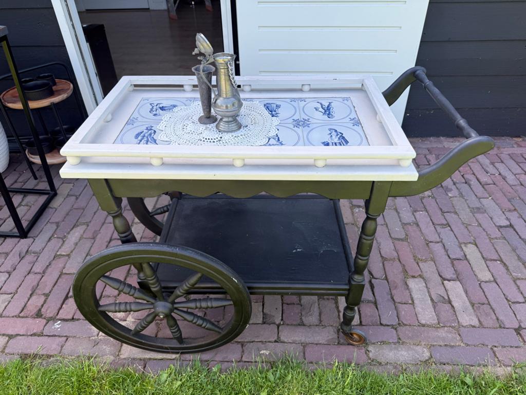 Vintage theekarretje met Delfts blauwe tegels, Ophalen