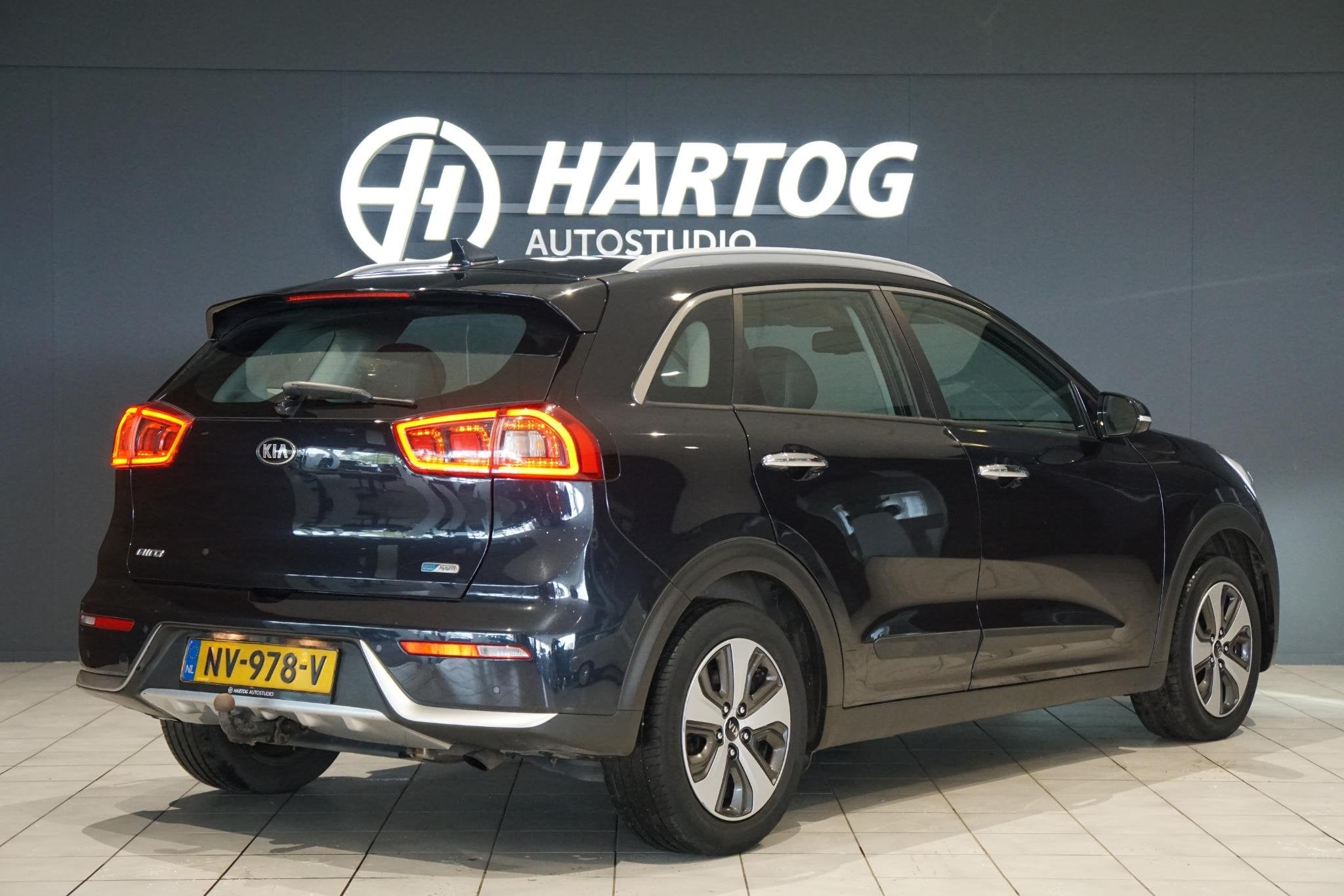 Kia Niro 1.6 GDi Hybrid First Edition + TREKHAAK / CAMERA /, Auto's, Gebruikt, 2 kWh, Blauw, Leder en Stof