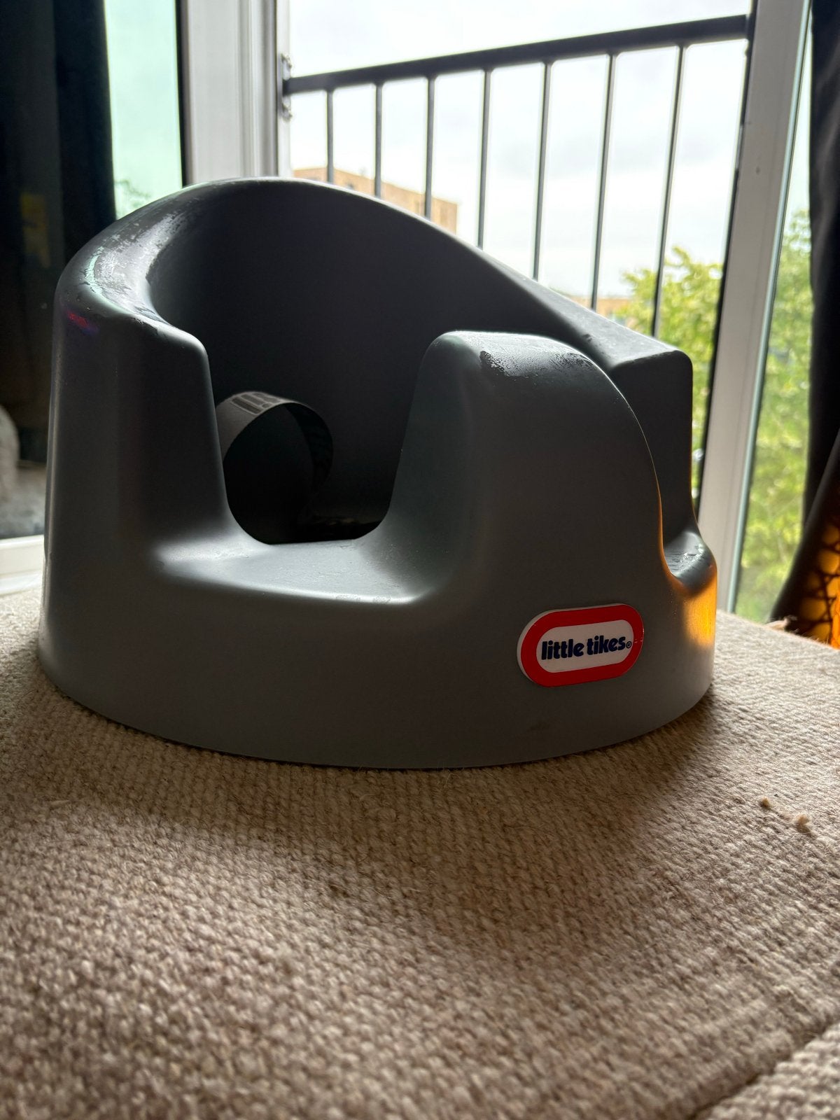 Little Tikes Babyzitje - Grijs, Kinderen en Baby's, Kinderstoelen, Ophalen of Verzenden, Zo goed als nieuw, Overige typen, Gordel(s)