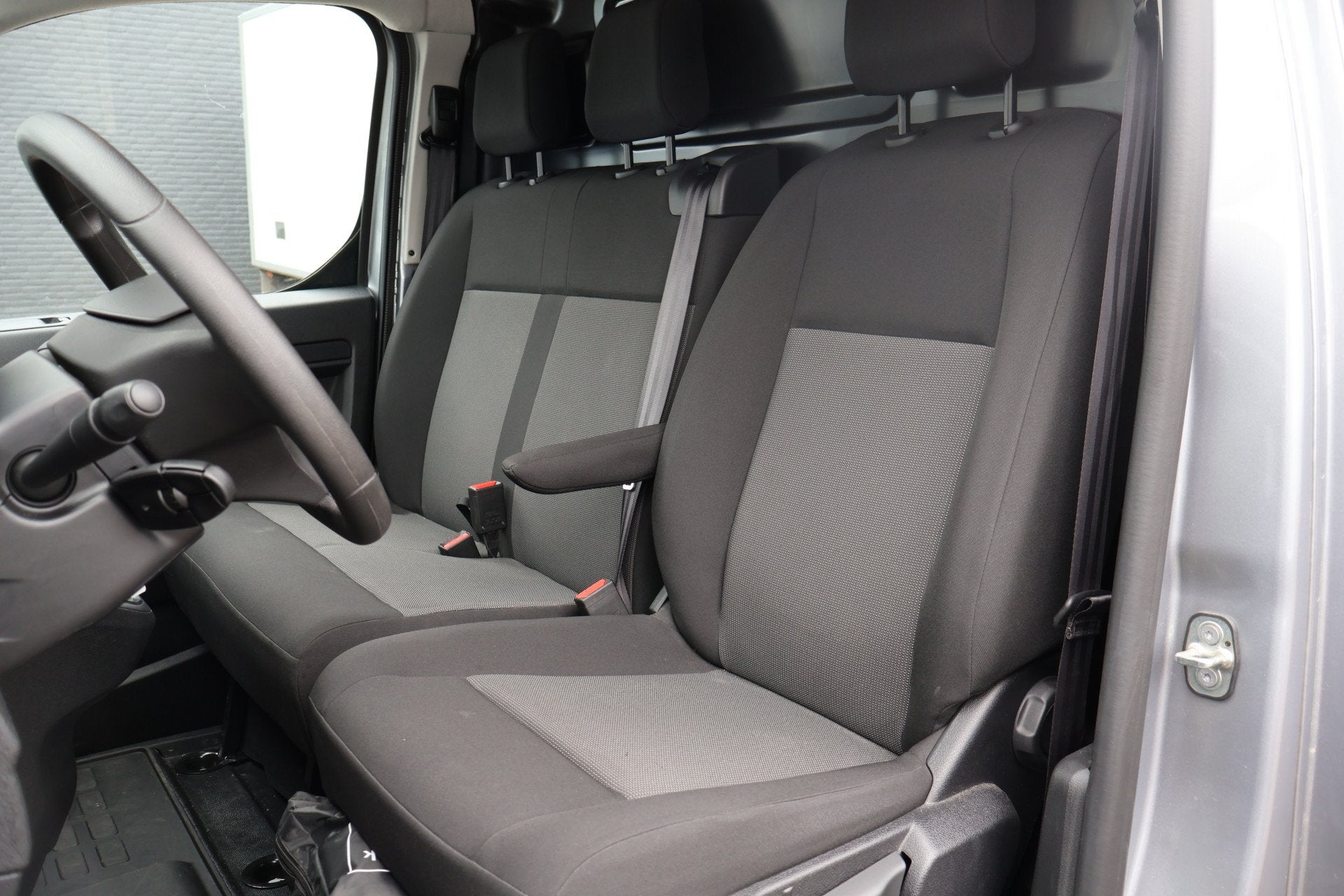 Opel Vivaro-e L3 75 kWh Airco Navigatie (bj 2025), Origineel Nederlands, 75 kWh, 2028 kg, Zilver of Grijs