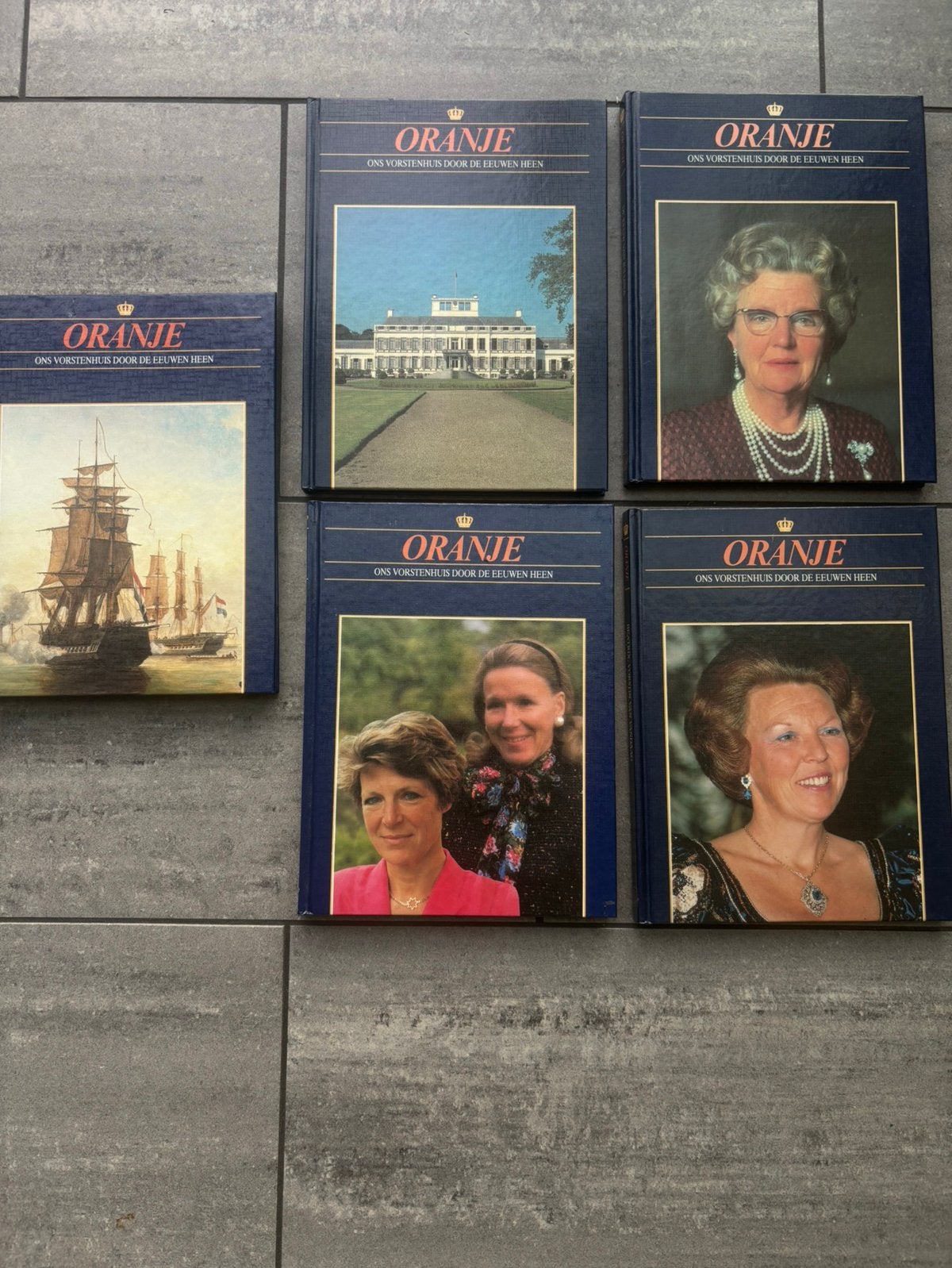 Oranje ons vorstenhuis door de jaren heen   boeken, Ophalen of Verzenden, Zo goed als nieuw
