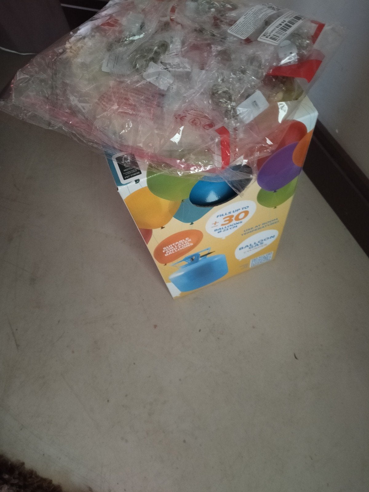 Helium tank met ballonnen en lichtjes, Ophalen
