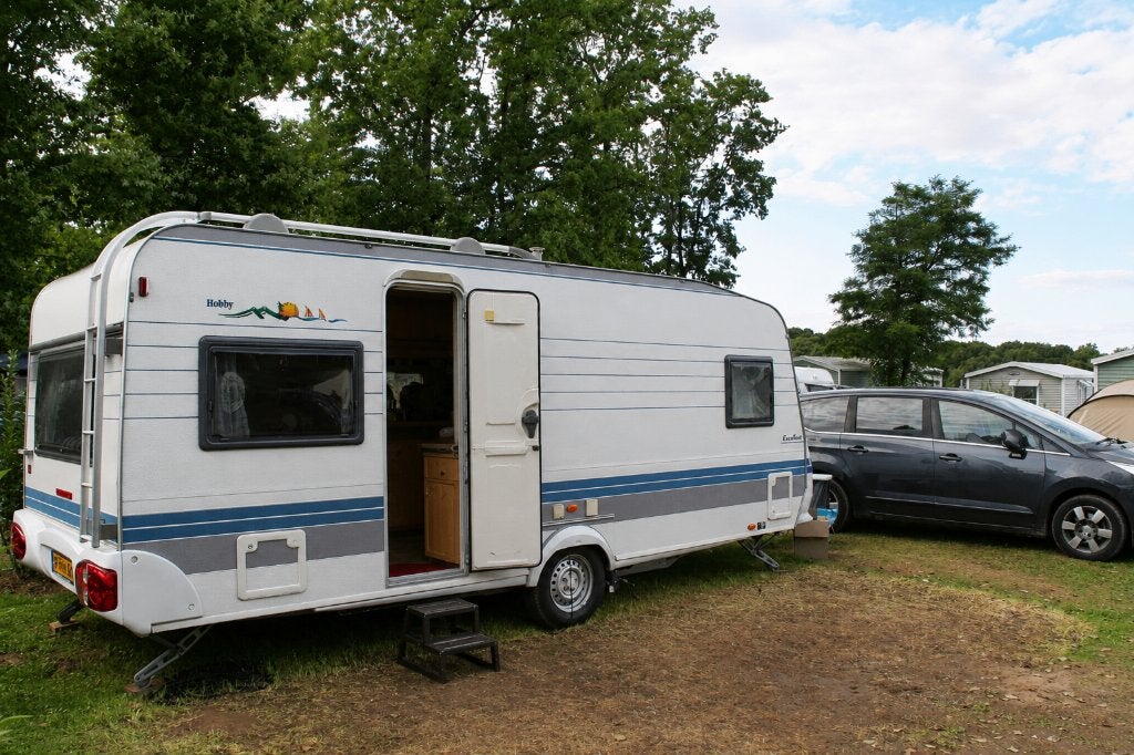 Caravan Hobby 540 UFE Excellent, bouwjaar 2002 met movers, Vast bed, Rondzit, Hobby, Particulier