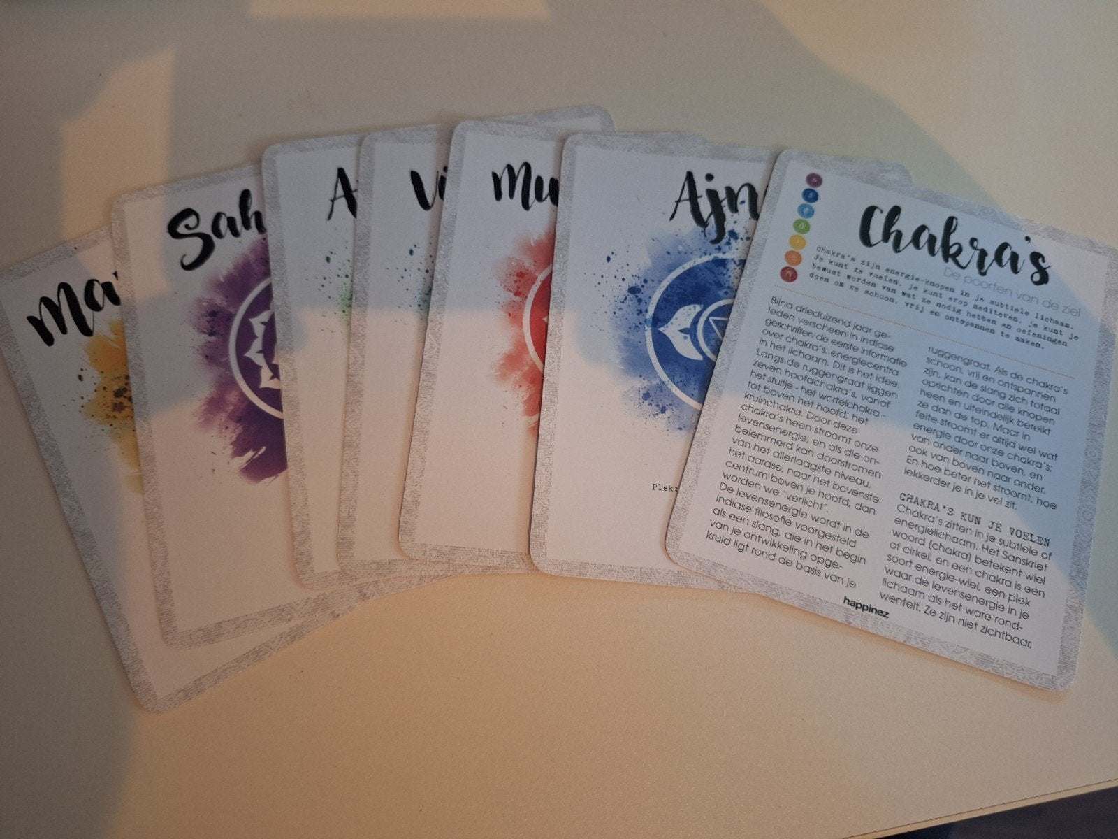 Chakra Box: Breng je levensenergie in balans, Boeken, Achtergrond en Informatie, Ophalen of Verzenden, Zo goed als nieuw, Happinez