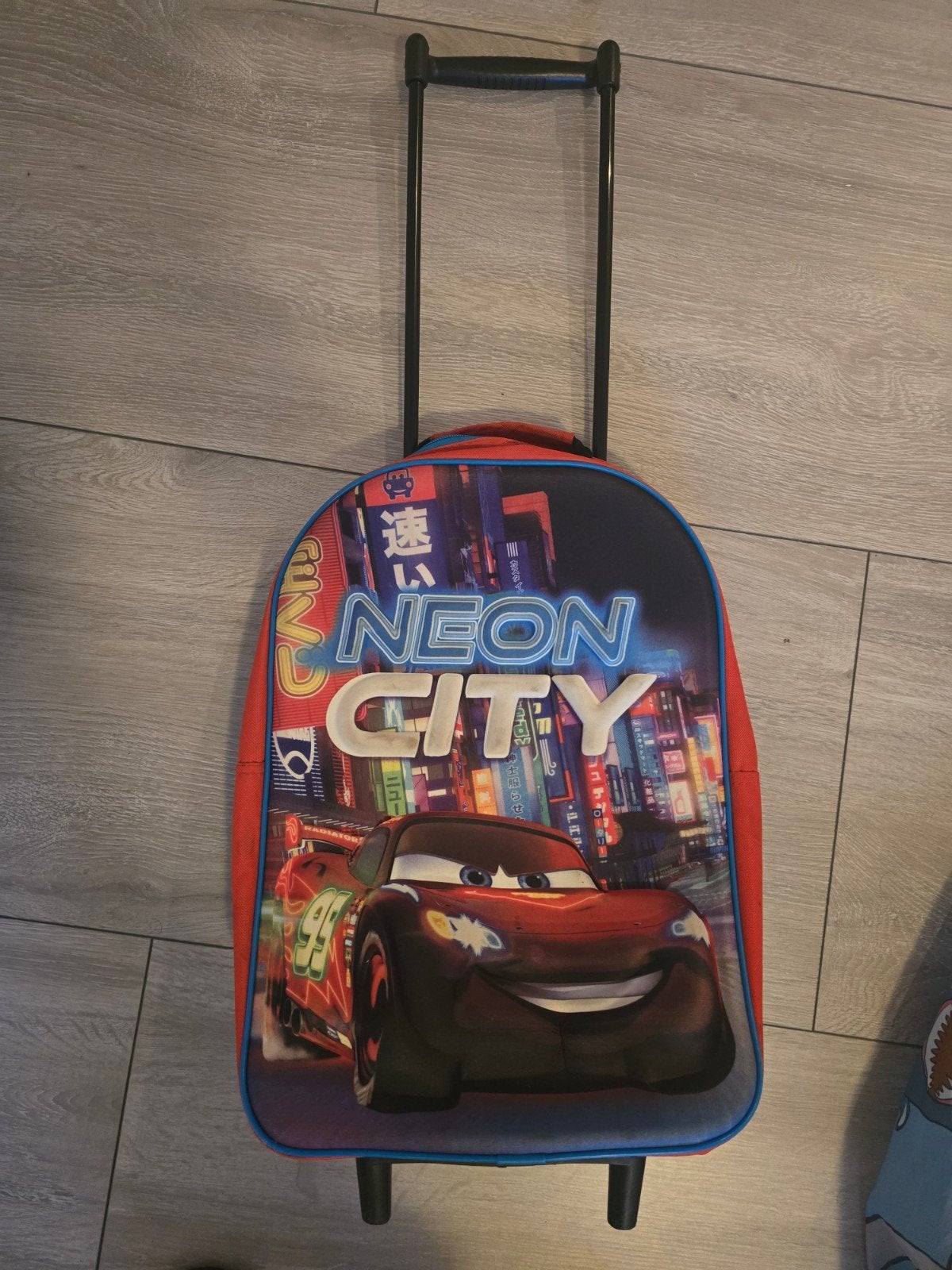 Cars Neon City Kinderkoffer met Wieltjes - Zo goed als nieuw, Ophalen, Uitschuifbare handgreep, 20 tot 30 cm, Minder dan 40 cm