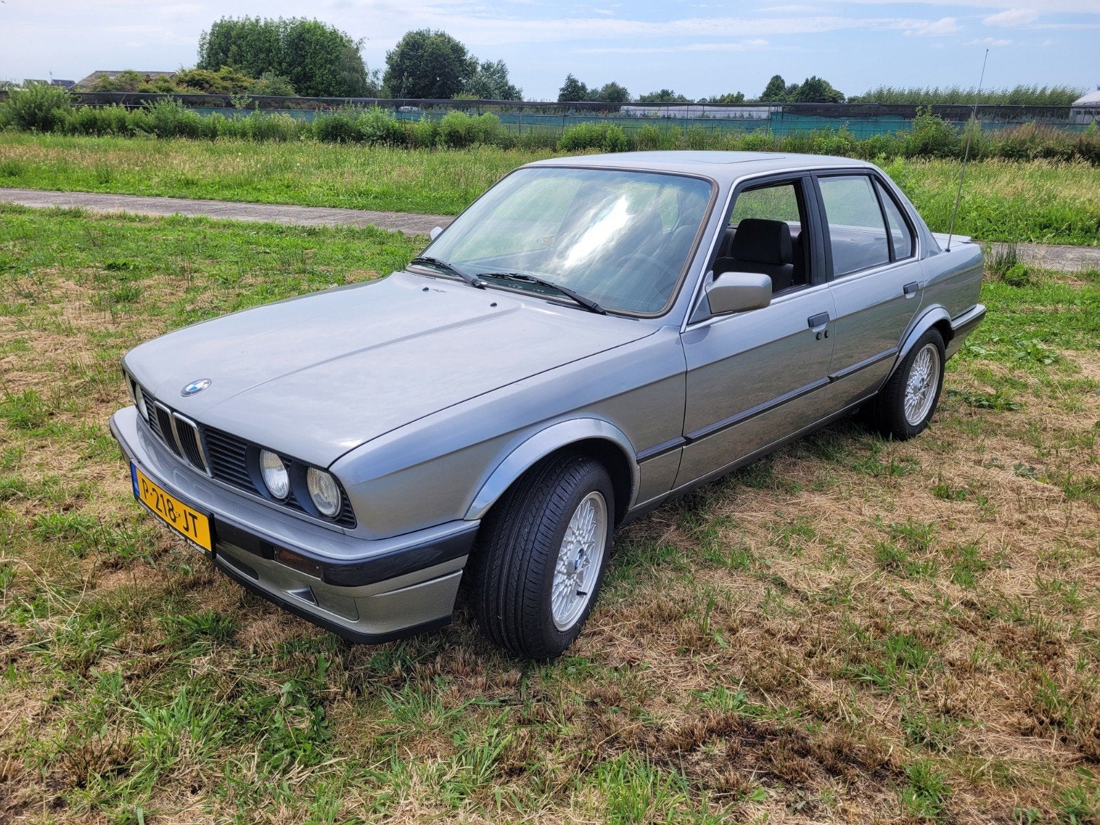 BMW E30 316 5drs onverprutst Nieuwe d.riem waterpomp apk, Auto's, Automaat, 1005 kg, 4 cilinders, 1200 kg