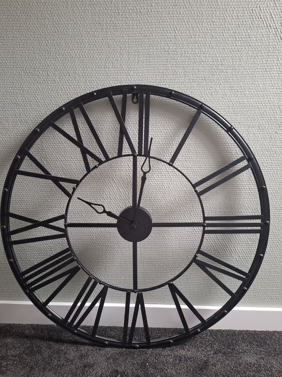 Grote zwarte wandklok met Romeinse cijfers, Ophalen, Wandklok, Analoog, Zo goed als nieuw