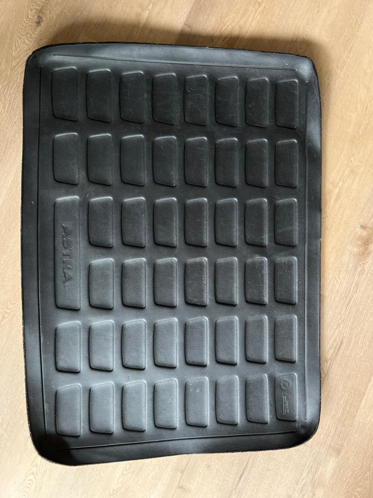 Opel Astra kofferbakmat - rubber en stof, Ophalen, Zo goed als nieuw