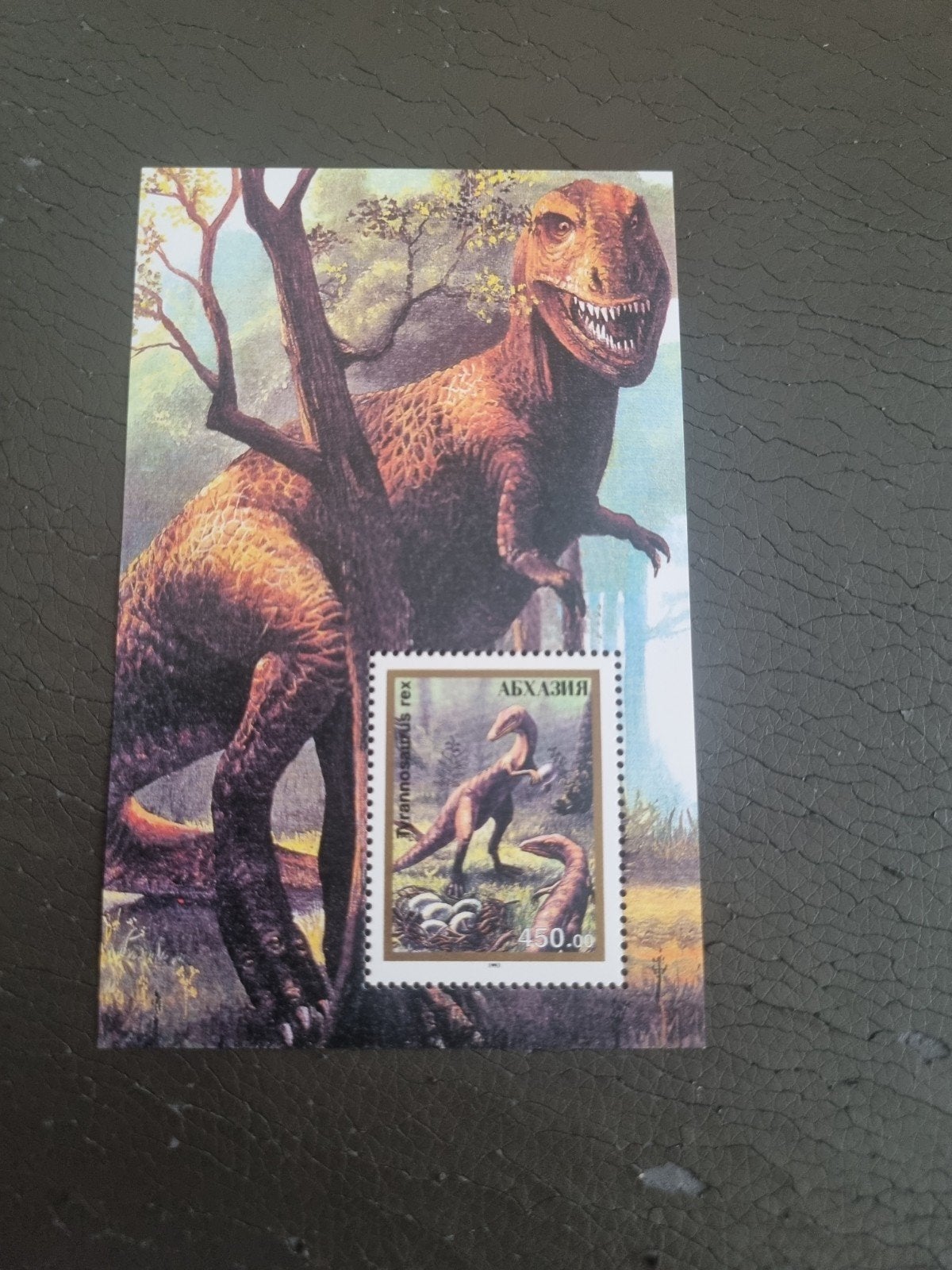 Abchazië postzegel T-Rex dinosaurus met eieren, Ophalen of Verzenden, Na 1940, Postfris