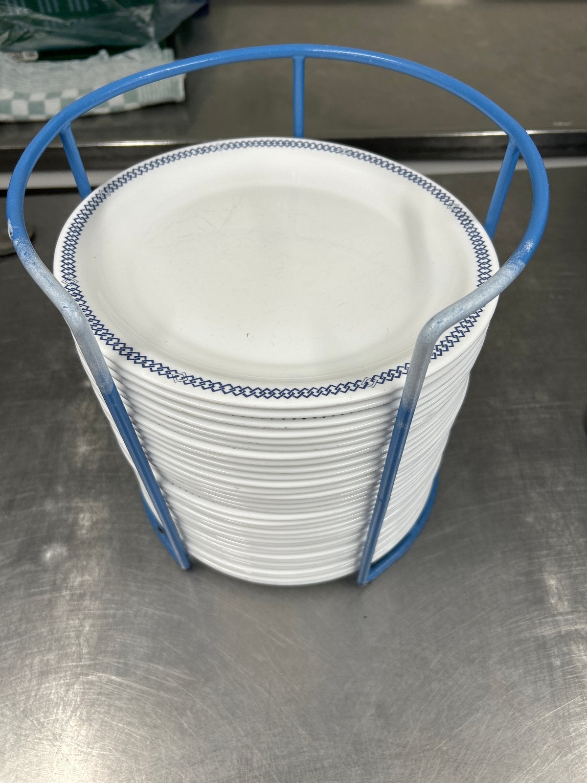 Stapel borden met blauwe rand in rek, Huis en Inrichting, Keuken | Servies, Ophalen, Gebruikt, Overige merken, Keramiek