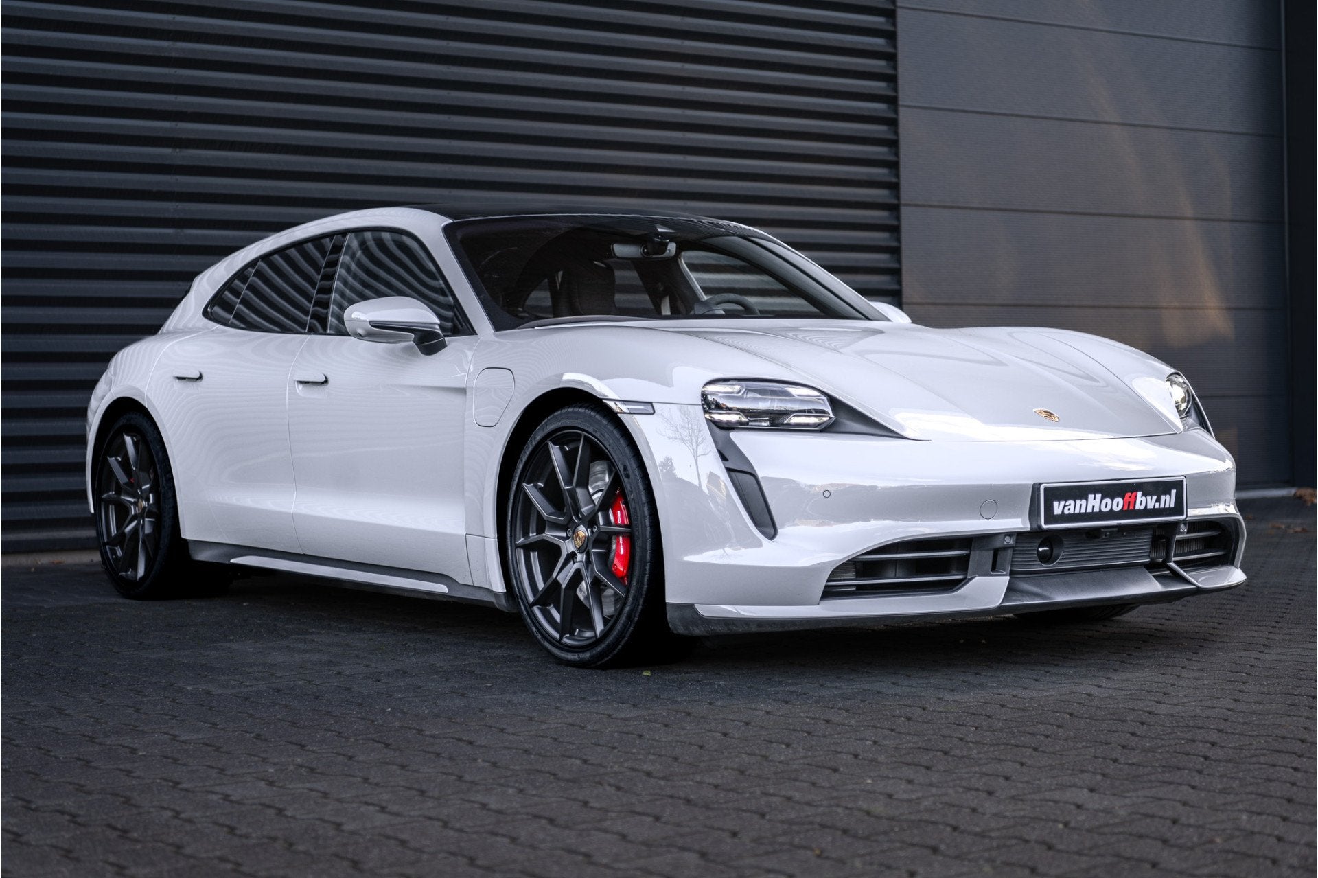 Porsche Taycan Turbo Sport Turismo - Krijt - Display - Sport, Auto's, Automaat, Dealer onderhouden, Gebruikt, Zwart