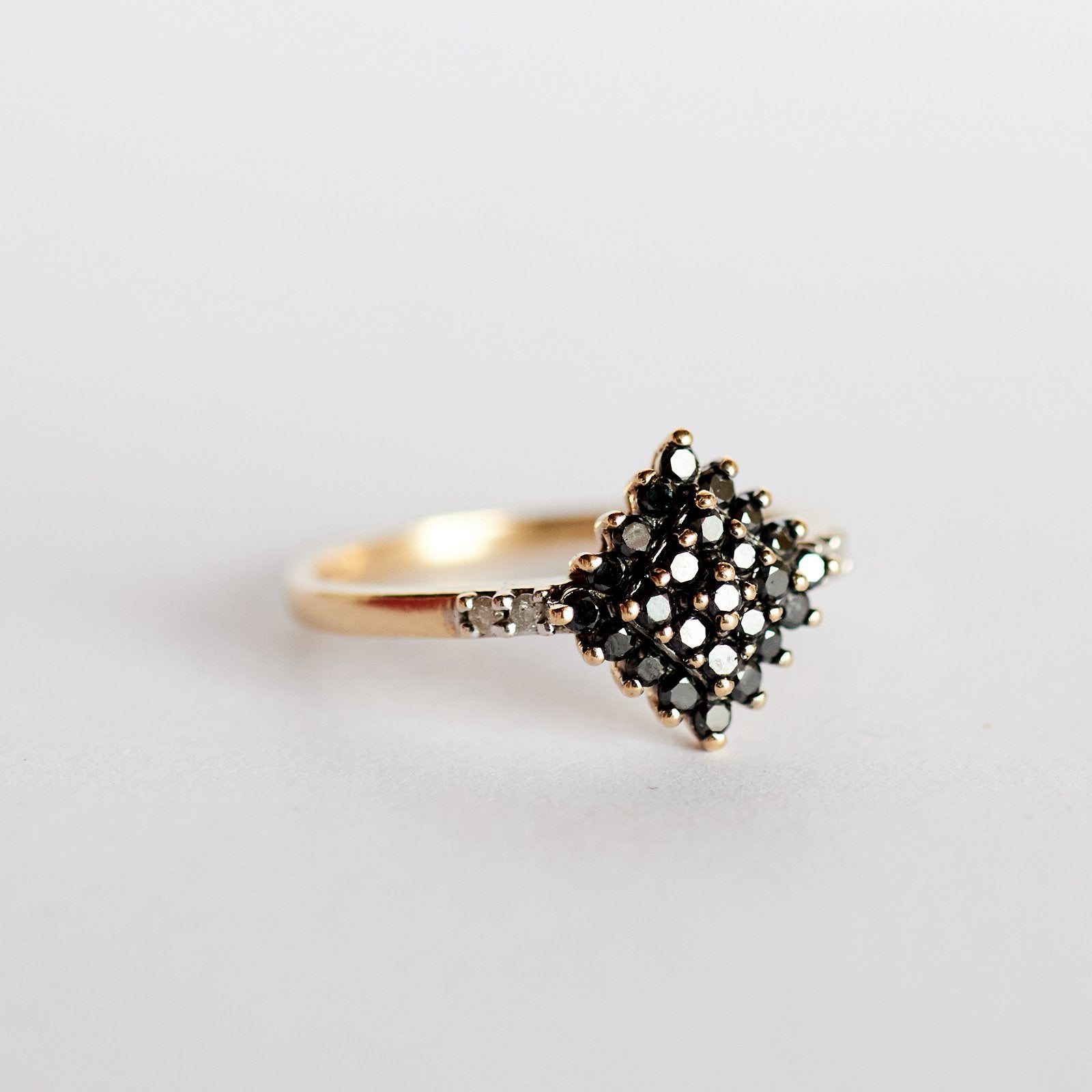 Vintage gouden ring met saffier clusterring 9 karaat, Ophalen of Verzenden, Zo goed als nieuw, 17 tot 18, Met edelsteen