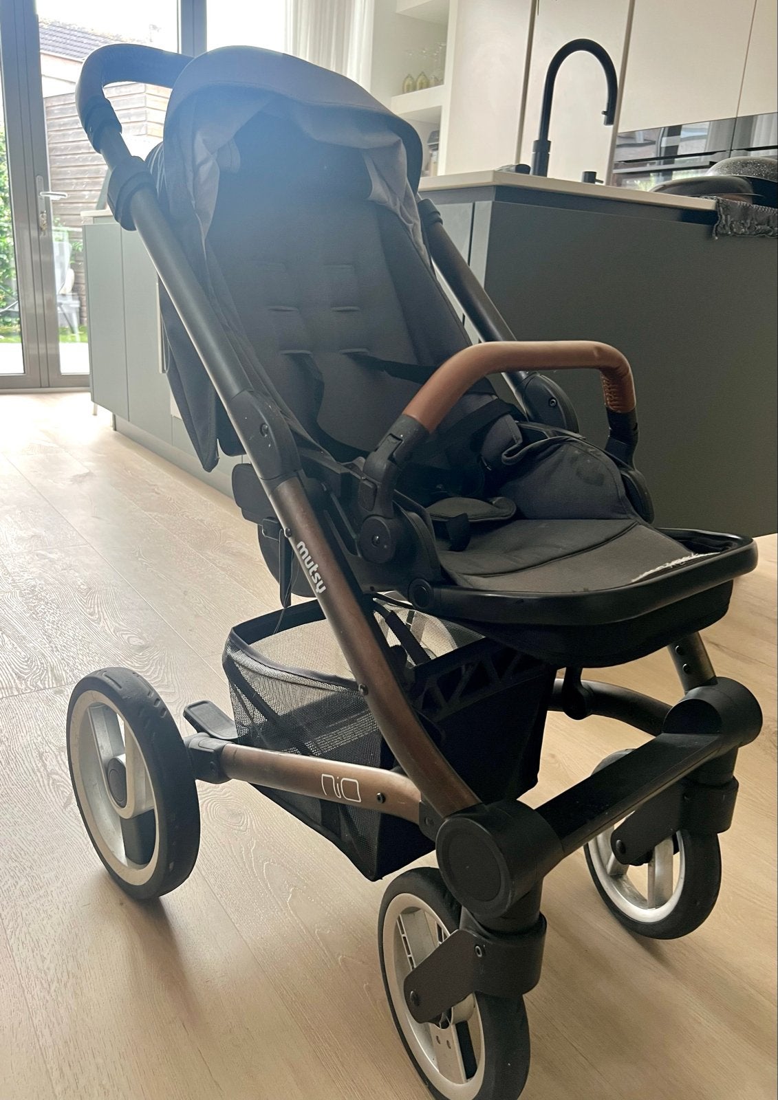 Mutsy Nio kinderwagen met wieg en voetenzak, Ophalen, Gebruikt, Combiwagen, Met reiswieg