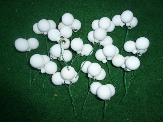 64 witte matte doffe glas kerstballen 25 mm op stok 12cm, Diversen, Ophalen of Verzenden, Nieuw