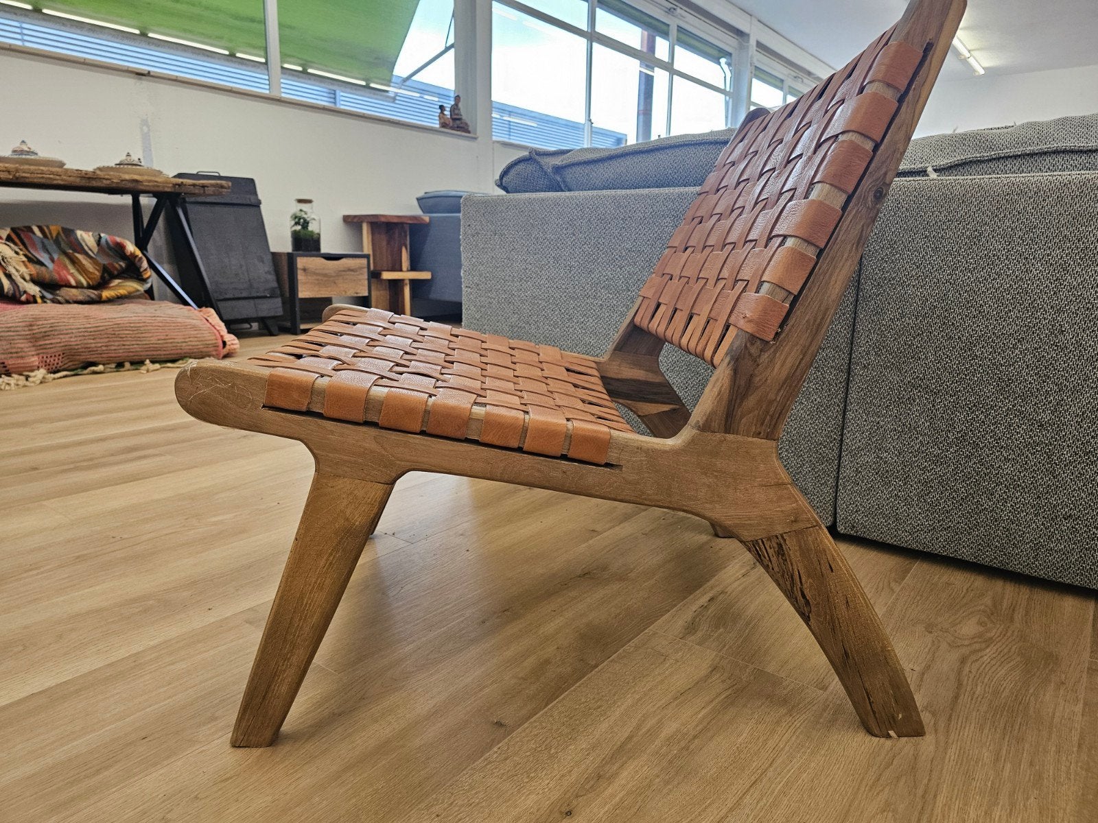 Handgemaakte walnoot lounge chair - Gevlochten leder - Cogna, Huis en Inrichting, Stoelen, Ophalen, Leer, Home Friesland, Zo goed als nieuw