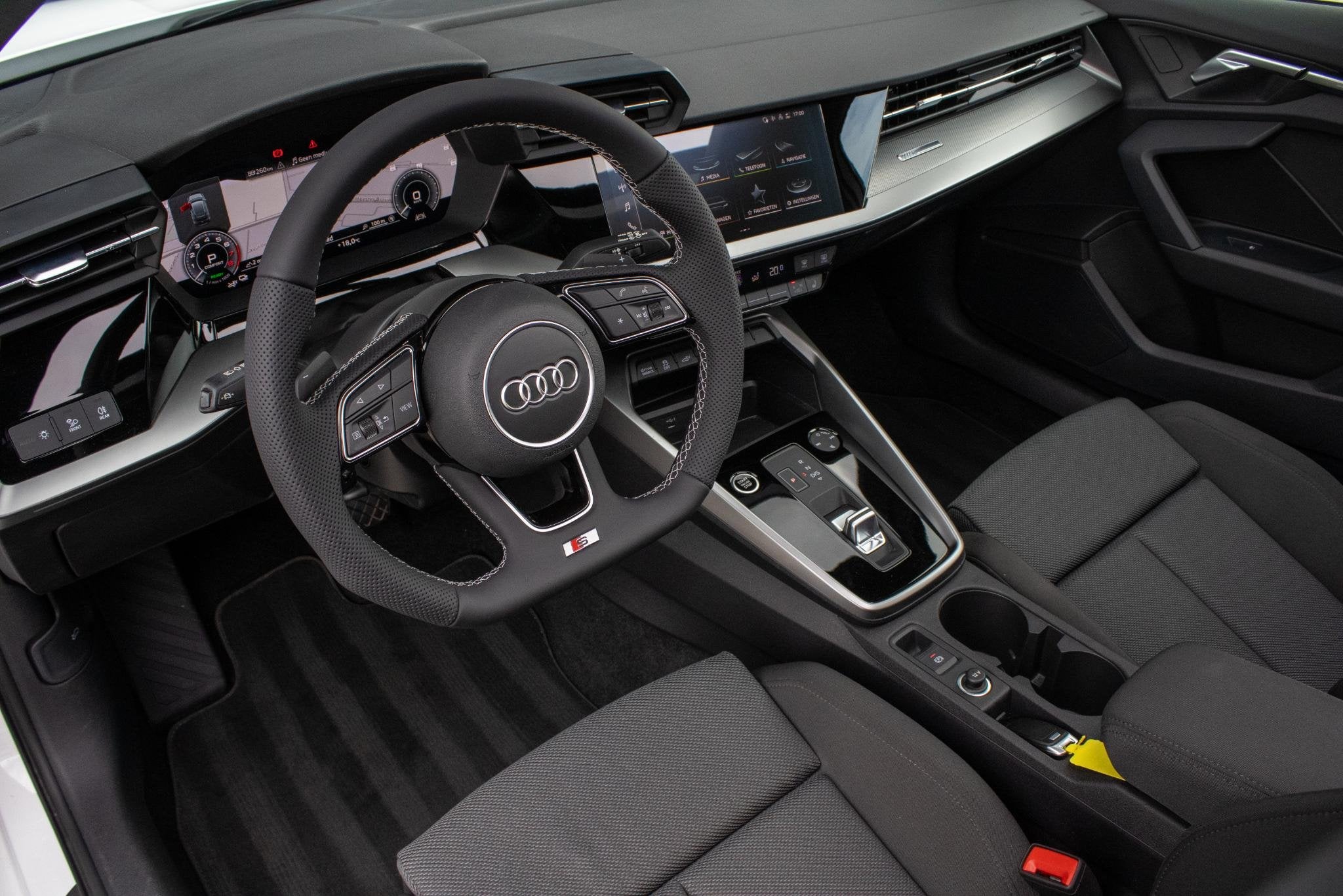 Audi A3 Sportback 45 TFSIe S line Competition PANO MAXTON MA, Dealer onderhouden, Gebruikt, 4 cilinders, Met garantie (alle)