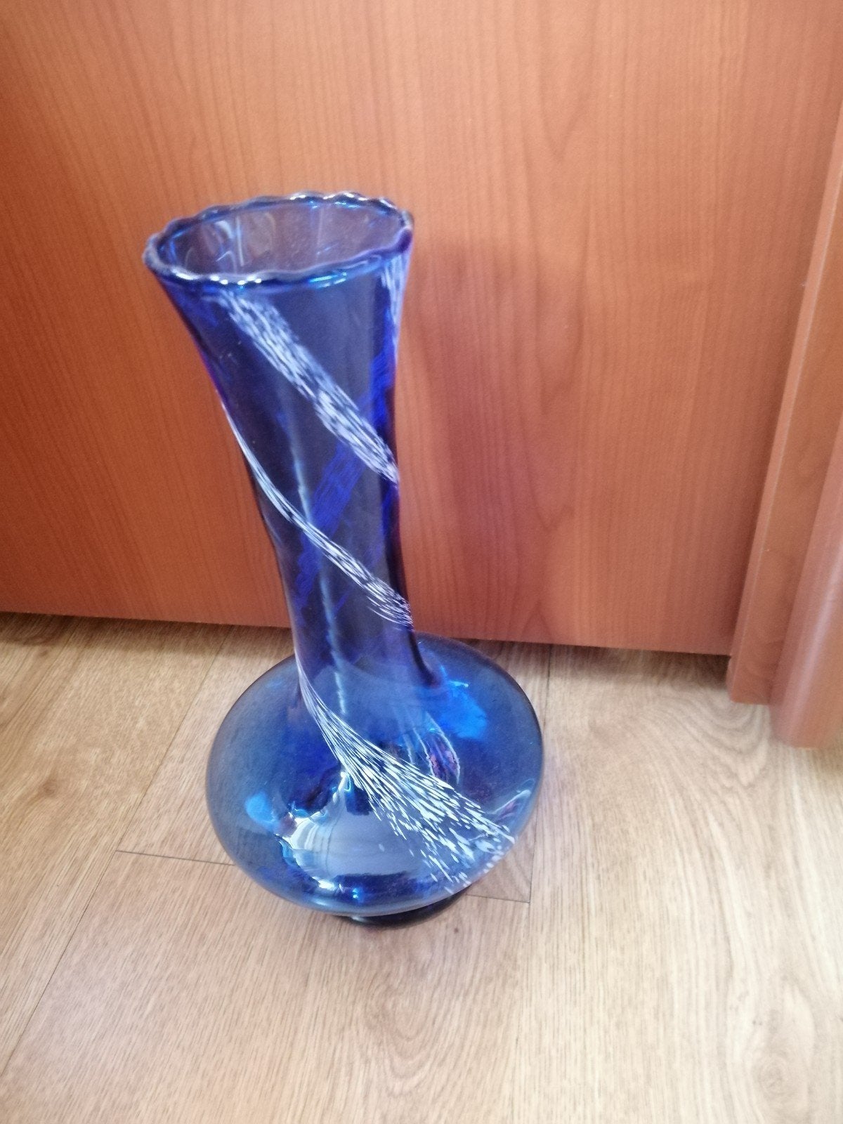 Mooie blauwe glazen vaas met witte accenten, Ophalen of Verzenden