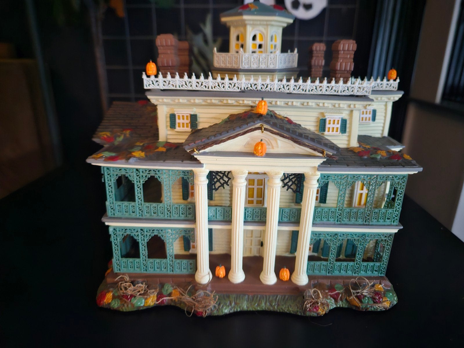 Department 56 Disney Haunted Mansion Halloween (6007644RP), Ophalen of Verzenden, Overige figuren, Zo goed als nieuw, Beeldje of Figuurtje