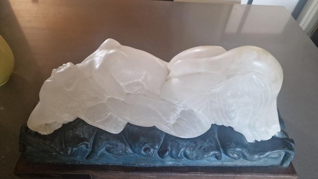 Albasten beeld van liggende vrouw op sokkel, Antiek en Kunst, Ophalen, 20 - 50 cm, Beeld, Op sokkel