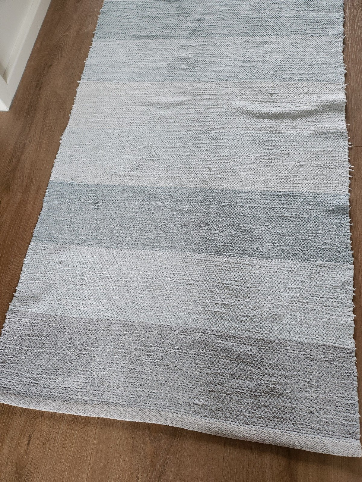 Vloerkleed met strepen in grijs en wit, Huis en Inrichting, Stoffering | Tapijten en Kleden, 100 tot 150 cm, Modern, Scandinavisch