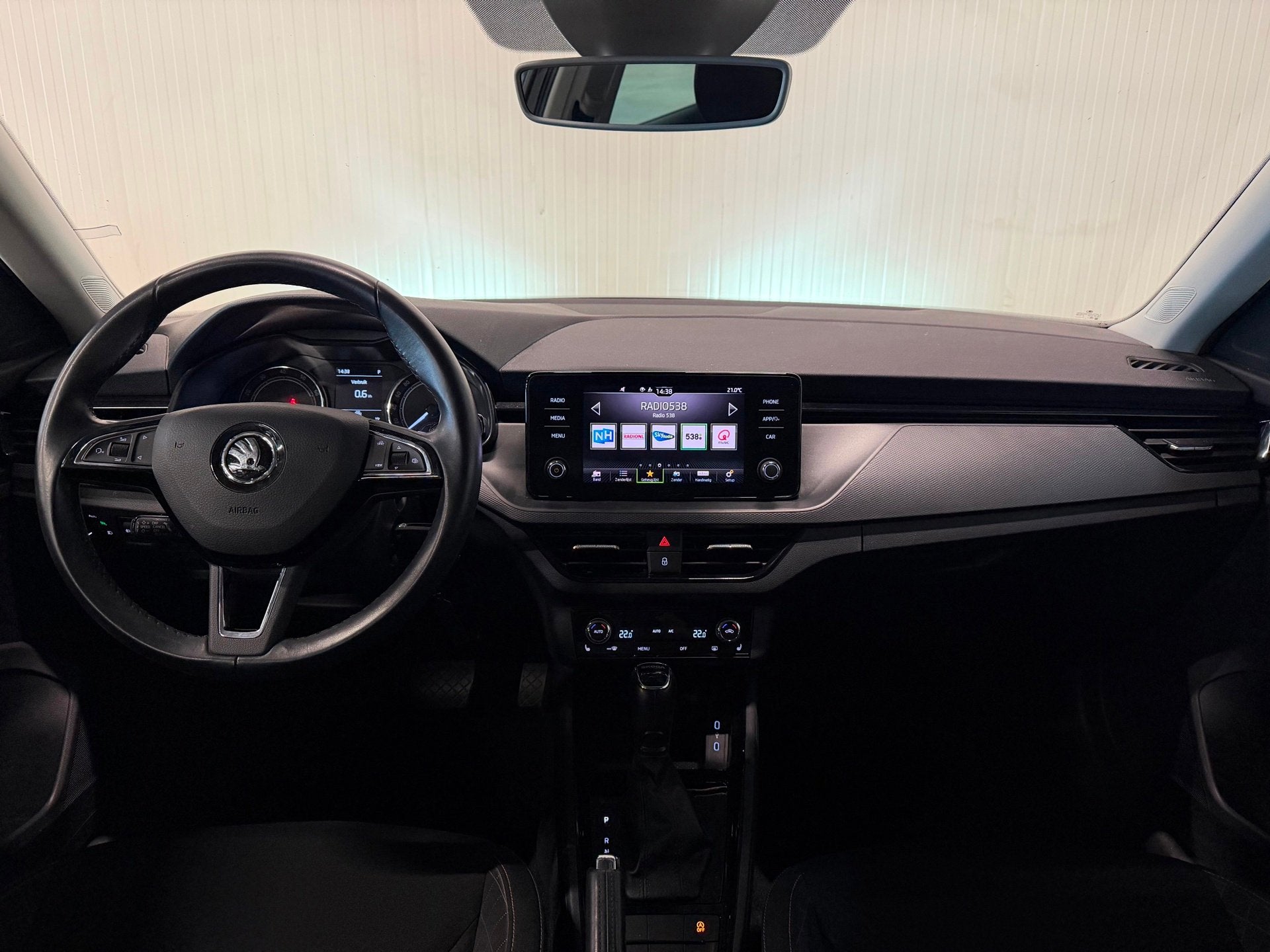 Skoda Kamiq 1.0 TSI Sport Business | ACC | CARPLAY | TREKHAA, Auto's, Gebruikt, Euro 6, Zwart, Kamiq