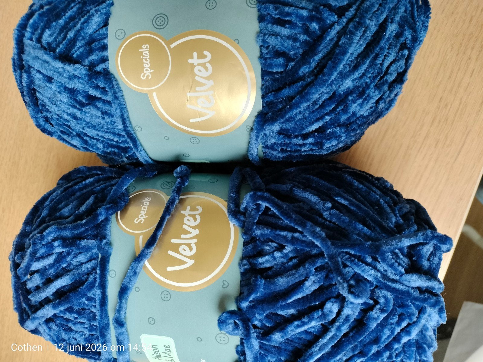 2 bollen Alison & Mae Velvet garen - Blauw, Ophalen of Verzenden, Nieuw, Breien of Haken, Wol of Garen