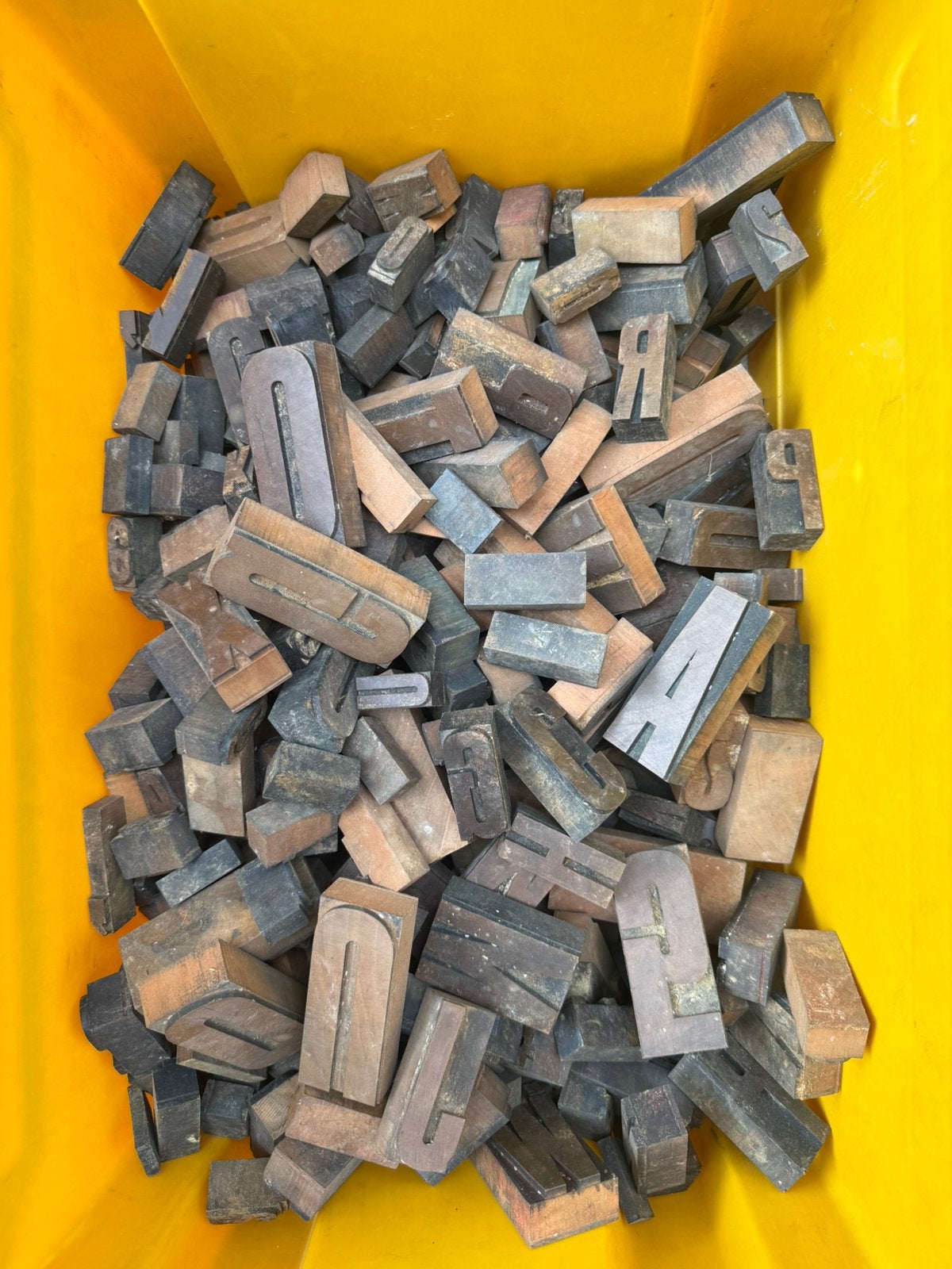 Houten drukletters 434 stuks diverse maten, Antiek en Kunst, Ophalen