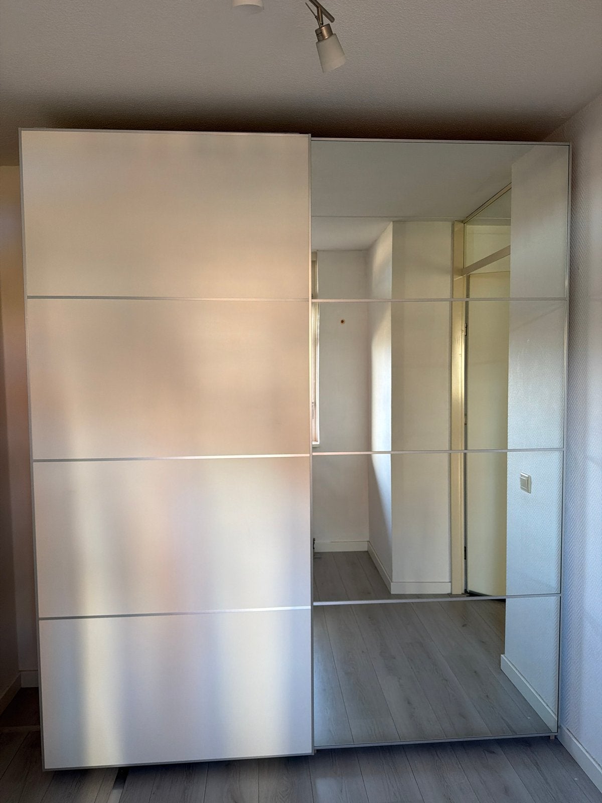 Titel: IKEA kledingkast 200x235 met schuifdeuren en spiegel, Huis en Inrichting, Kasten | Kledingkasten, Ophalen, Gebruikt, 200 cm of meer