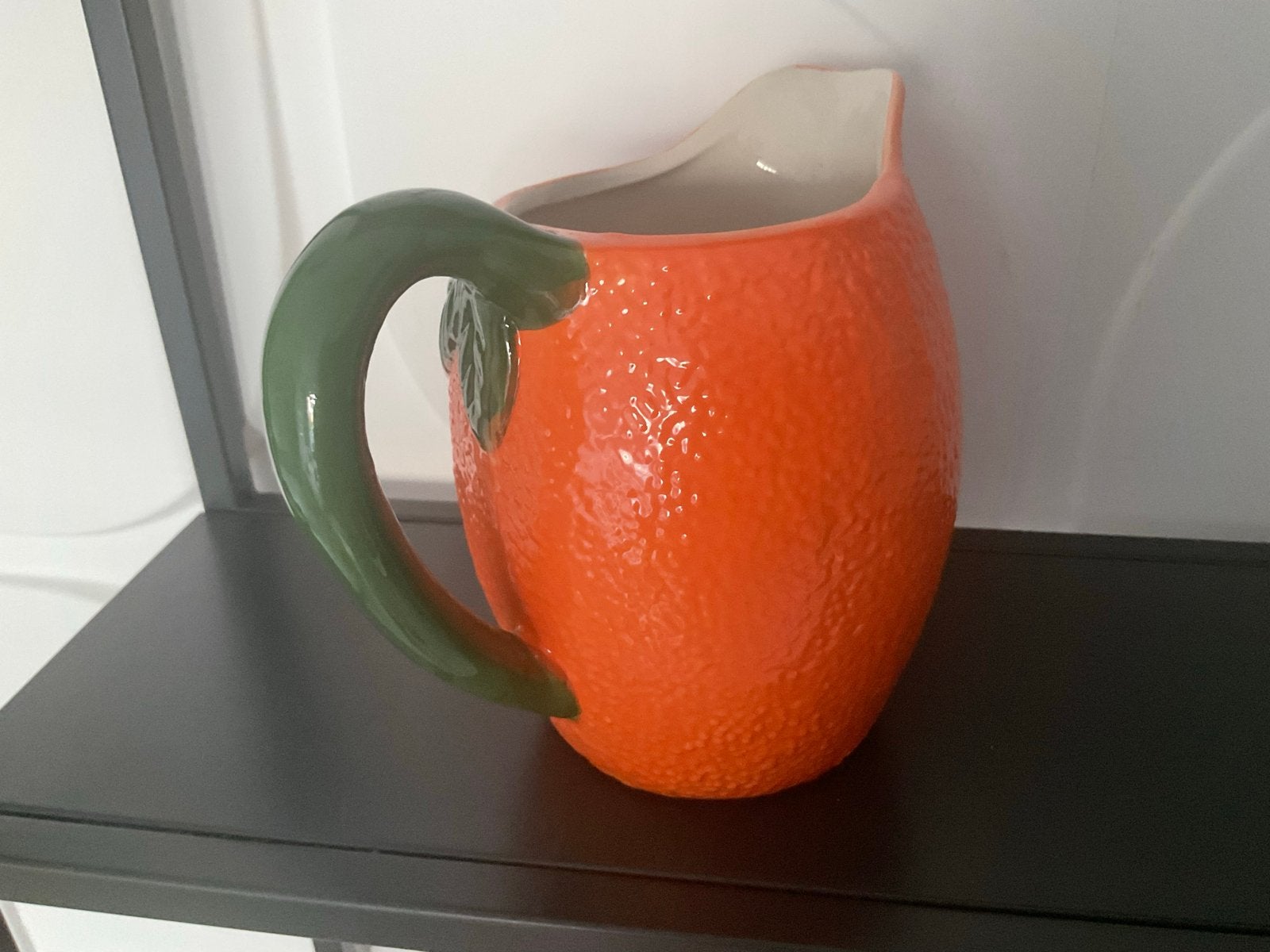 Decoratieve Oranje Keramische Kan/Vaas met Bladhandvat, Ophalen of Verzenden