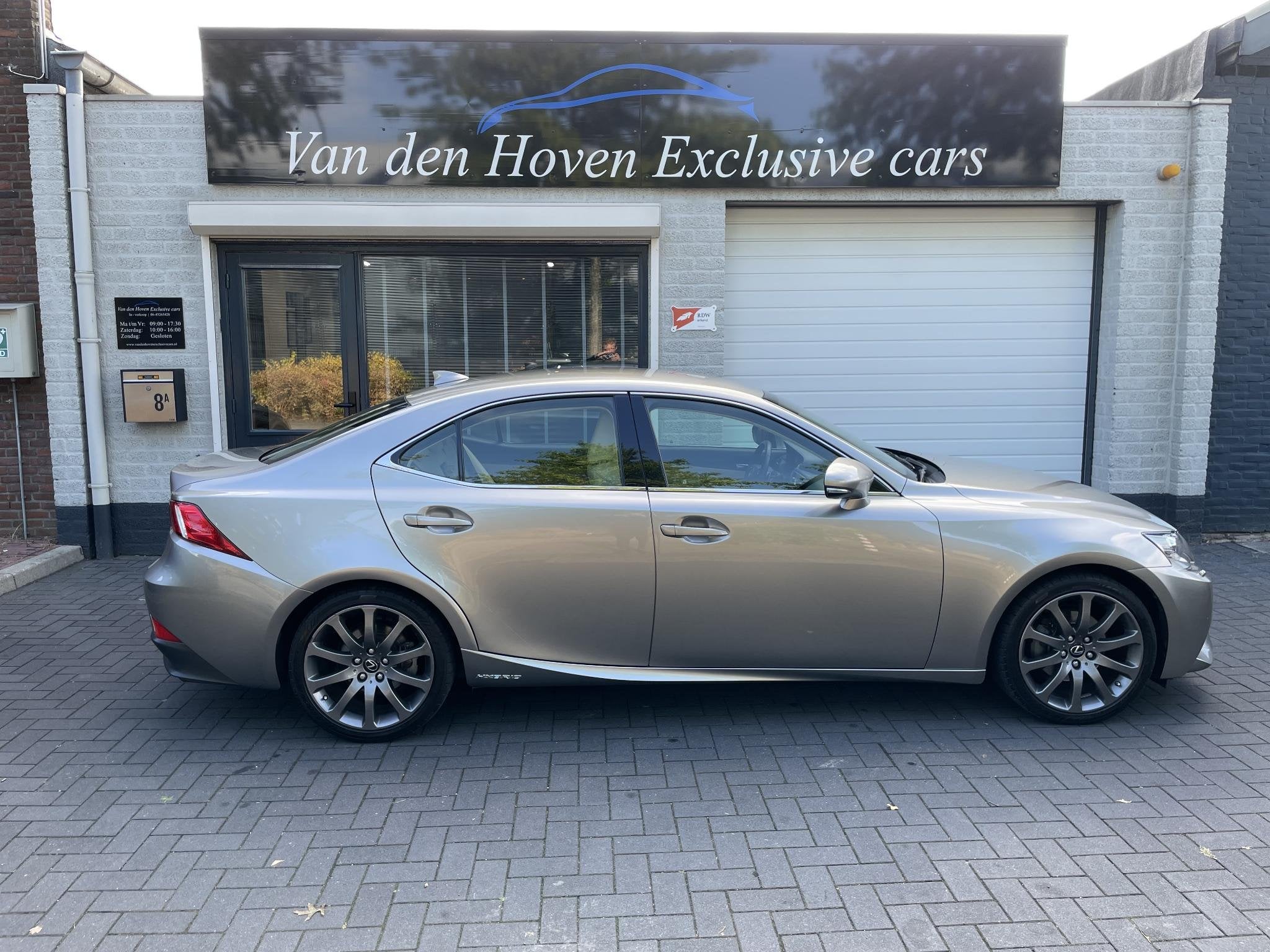 Lexus IS 300h Hybrid Luxury Line Dealer onderhouden., Auto's, Automaat, Dealer onderhouden, Achterwielaandrijving, Gebruikt