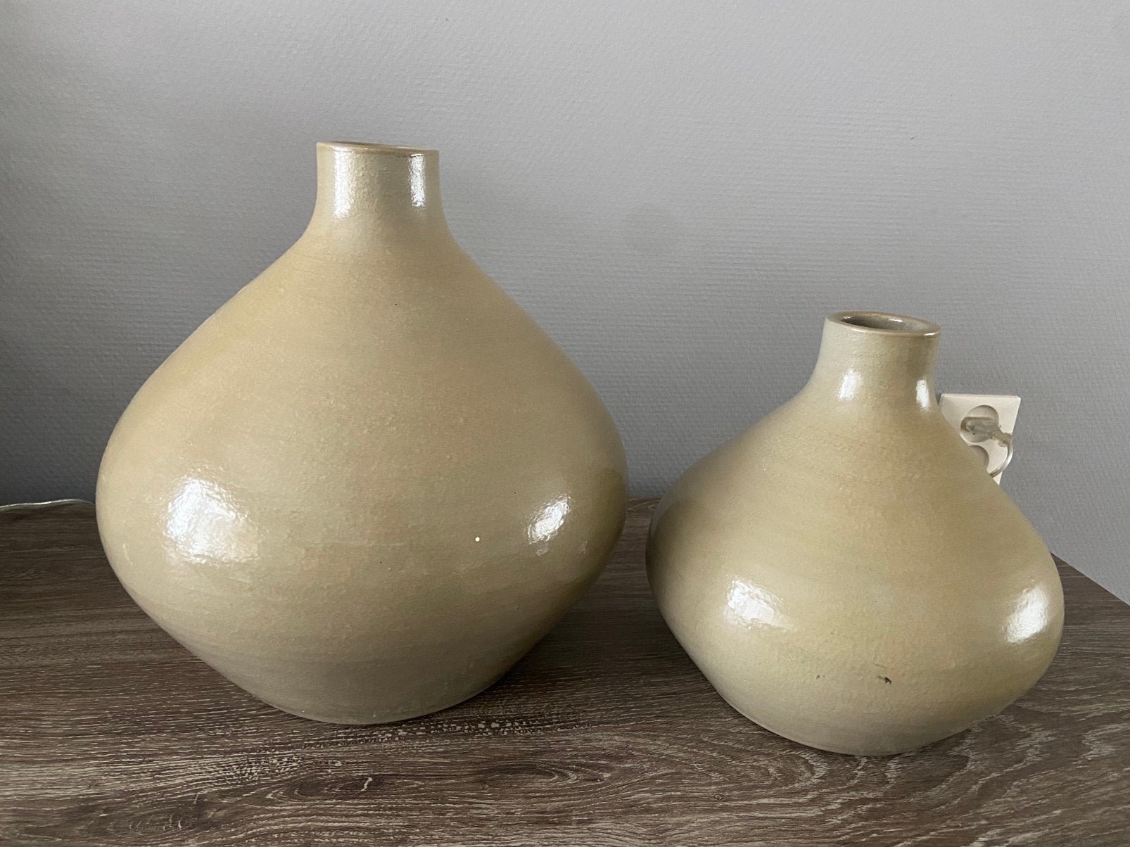 Set van 2 zware mooie bolvazen/kruiken verschillende grootte, Huis en Inrichting, Ophalen, Zo goed als nieuw, Grijs, Steen/keramiek