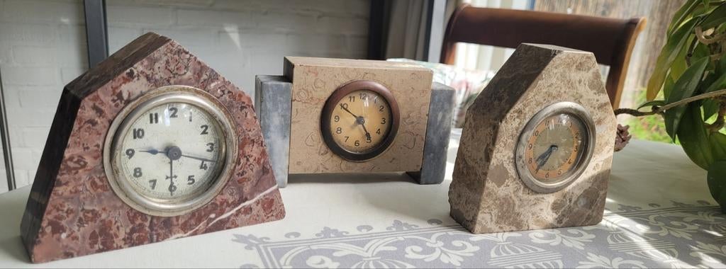 Drie kleine marmeren klokken met origineel binnenwerk, Ophalen