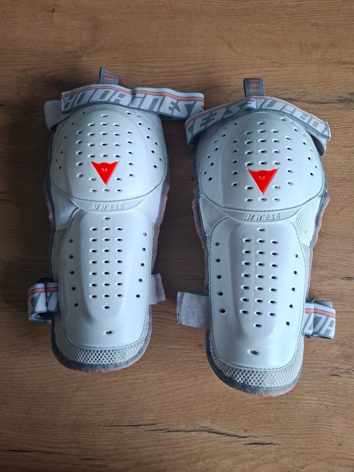 Snowboarden: Dainese PC ACT GUARD Knie- en scheenbeschermers, Sport en Fitness, Ophalen, Helm of Bescherming