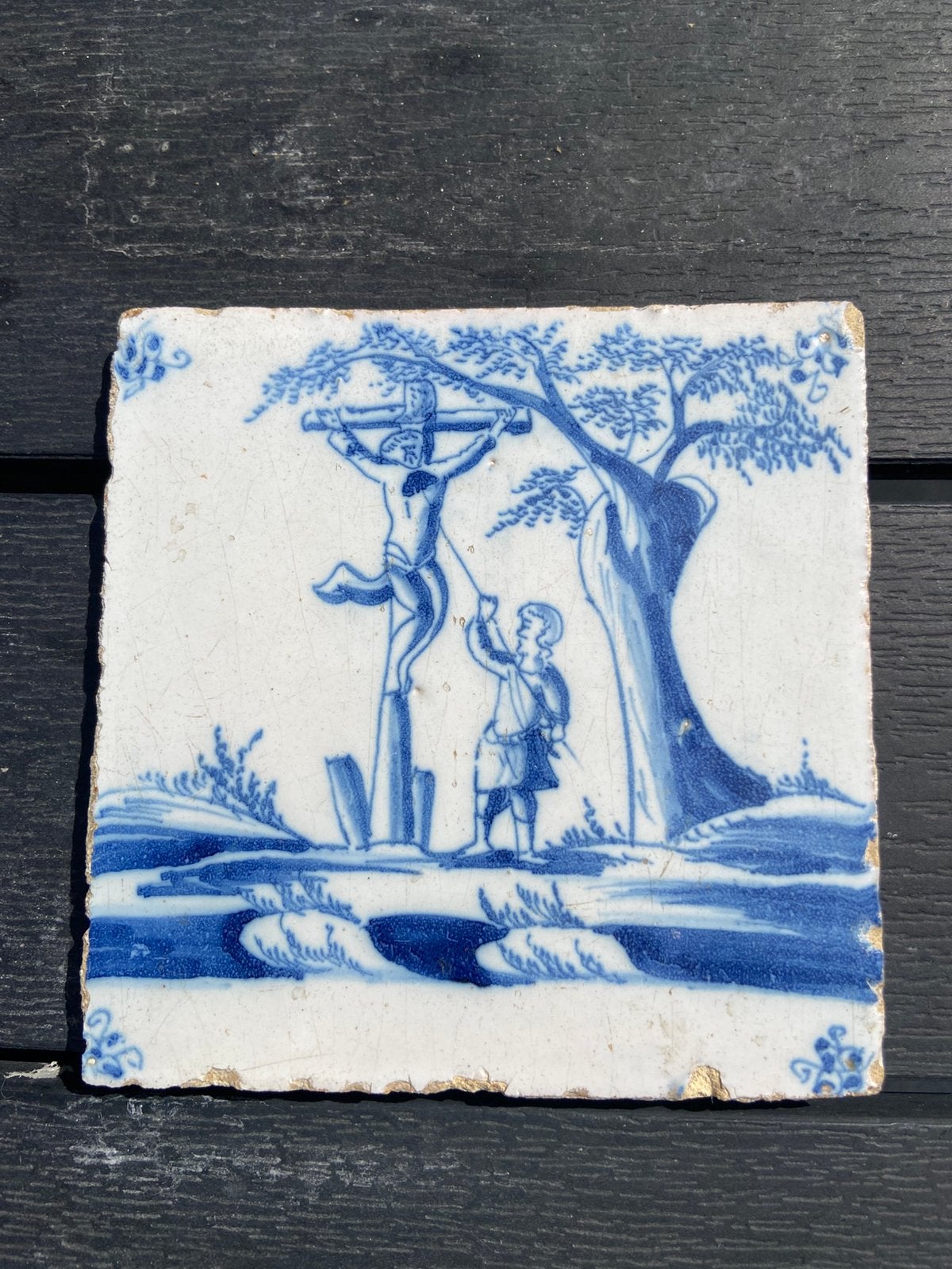 Antieke Delftse Bijbelse tegel kruisiging ca. 1700-1800, Antiek en Kunst, Antiek | Wandborden en Tegels, Ophalen