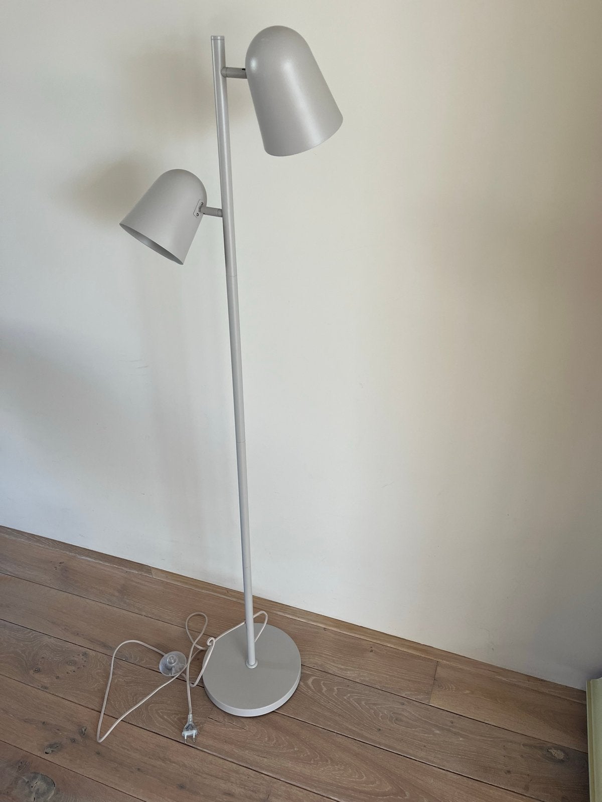 Grijze vloerlamp met twee verstelbare spots, Ophalen, E27 (groot), Zo goed als nieuw, Metaal