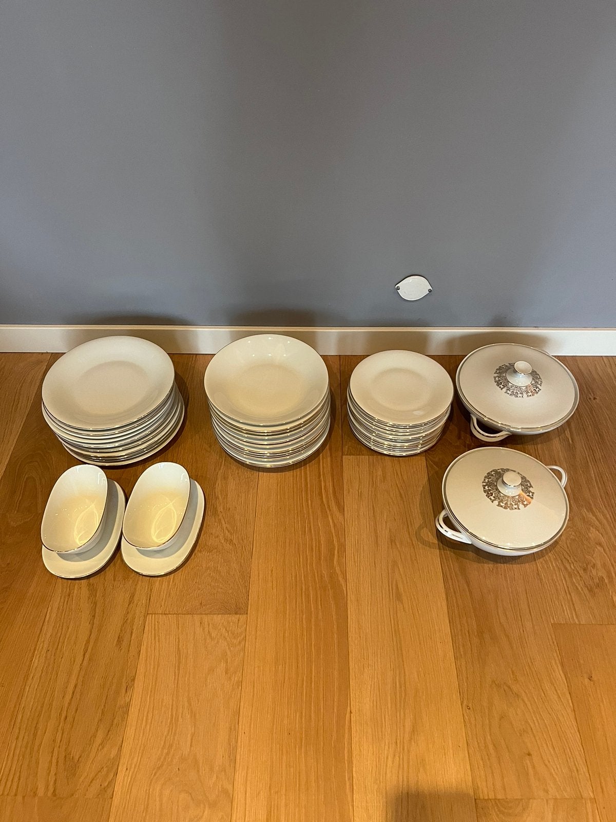 Servies wit met gouden randje 39 delig, Antiek en Kunst, Antiek | Servies compleet, Ophalen