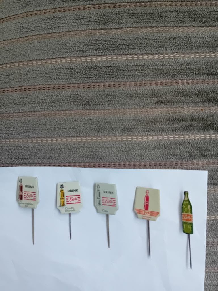 5 pins - EXOTA, Verzamelen, Ophalen of Verzenden, Zo goed als nieuw, Merk, Speldje of Pin
