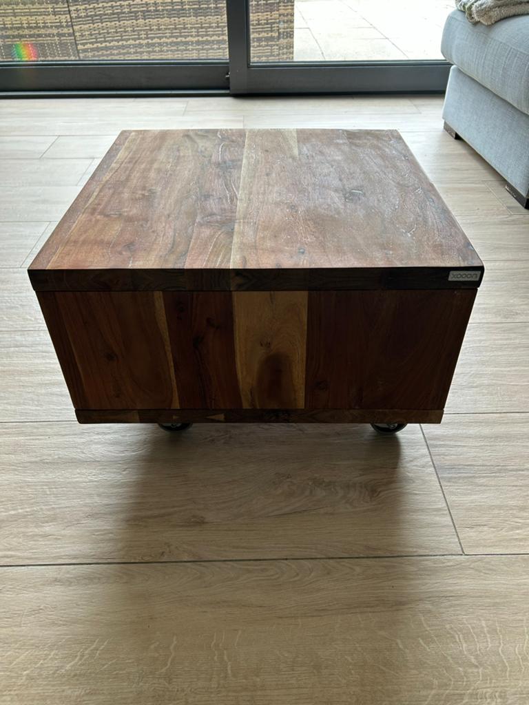 Massief houten salontafel op wielen (Xooon), Huis en Inrichting, Tafels | Salontafels, Ophalen, Gebruikt, 50 tot 100 cm, 50 tot 100 cm