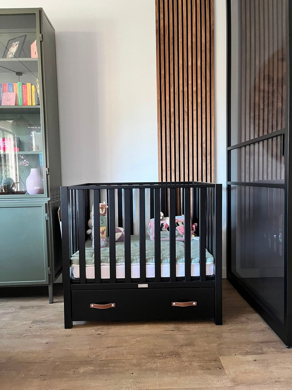 Zwarte Bopita Box met Lade, Matras en Boxkleed, Ophalen, Zo goed als nieuw, Vierkant, Boxkleed