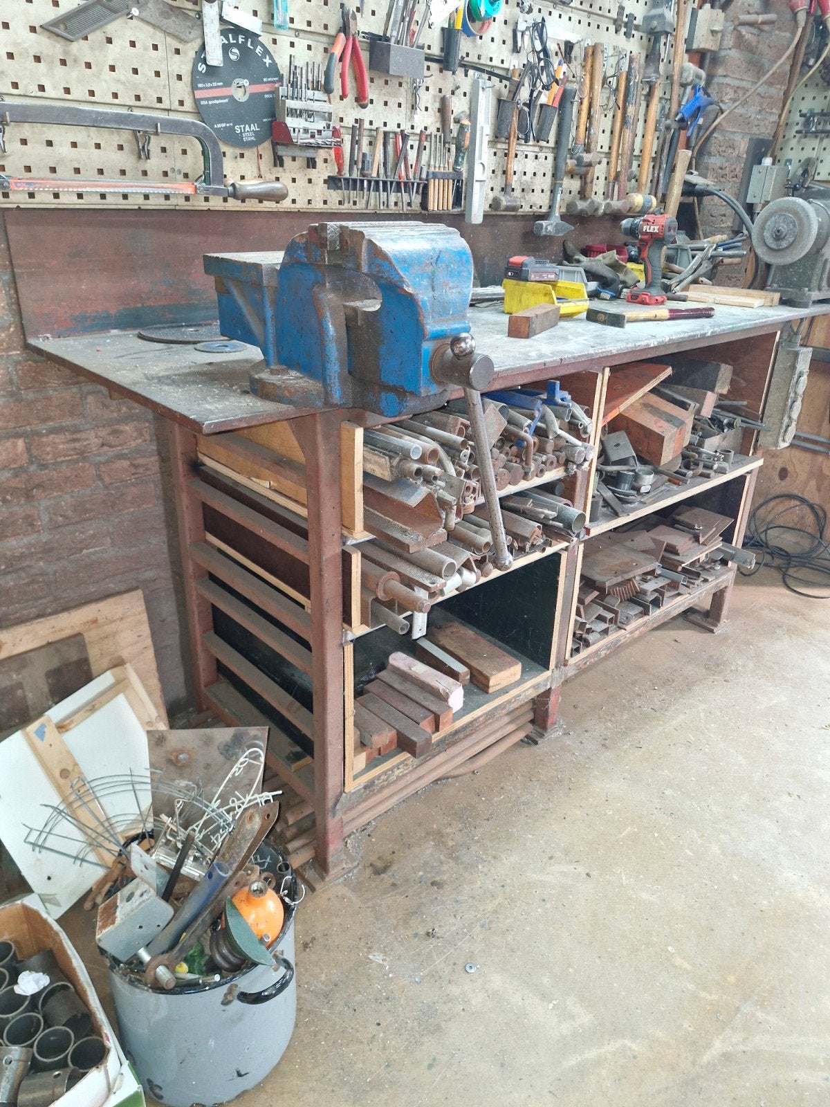 Robuuste werkbank met bankschroef en opbergruimte, Ophalen of Verzenden, Gebruikt, 170 cm of meer, Bankschroef
